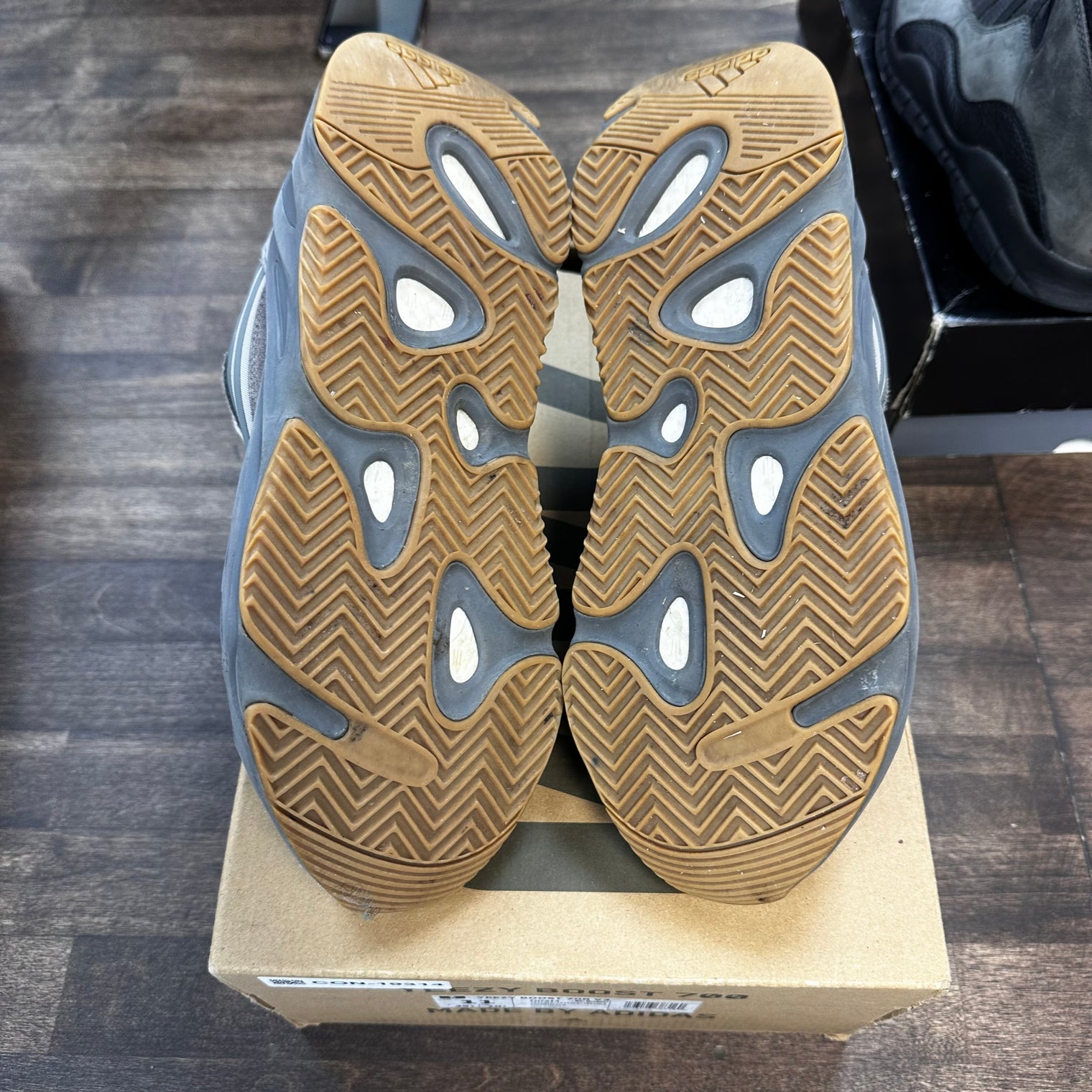 Tephra Yeezy 700 (USED)