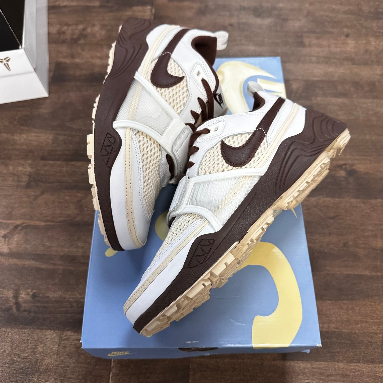 Field Jaxx Chocolate Travis Scott (Lightly Worn)