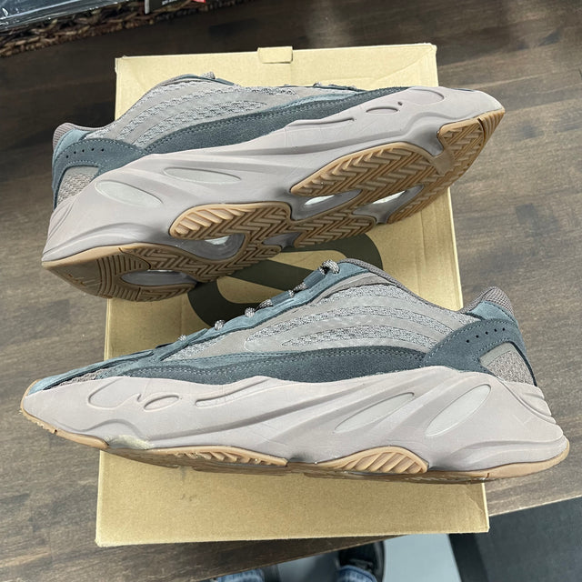 Mauve Yeezy 700 V2 (USED)