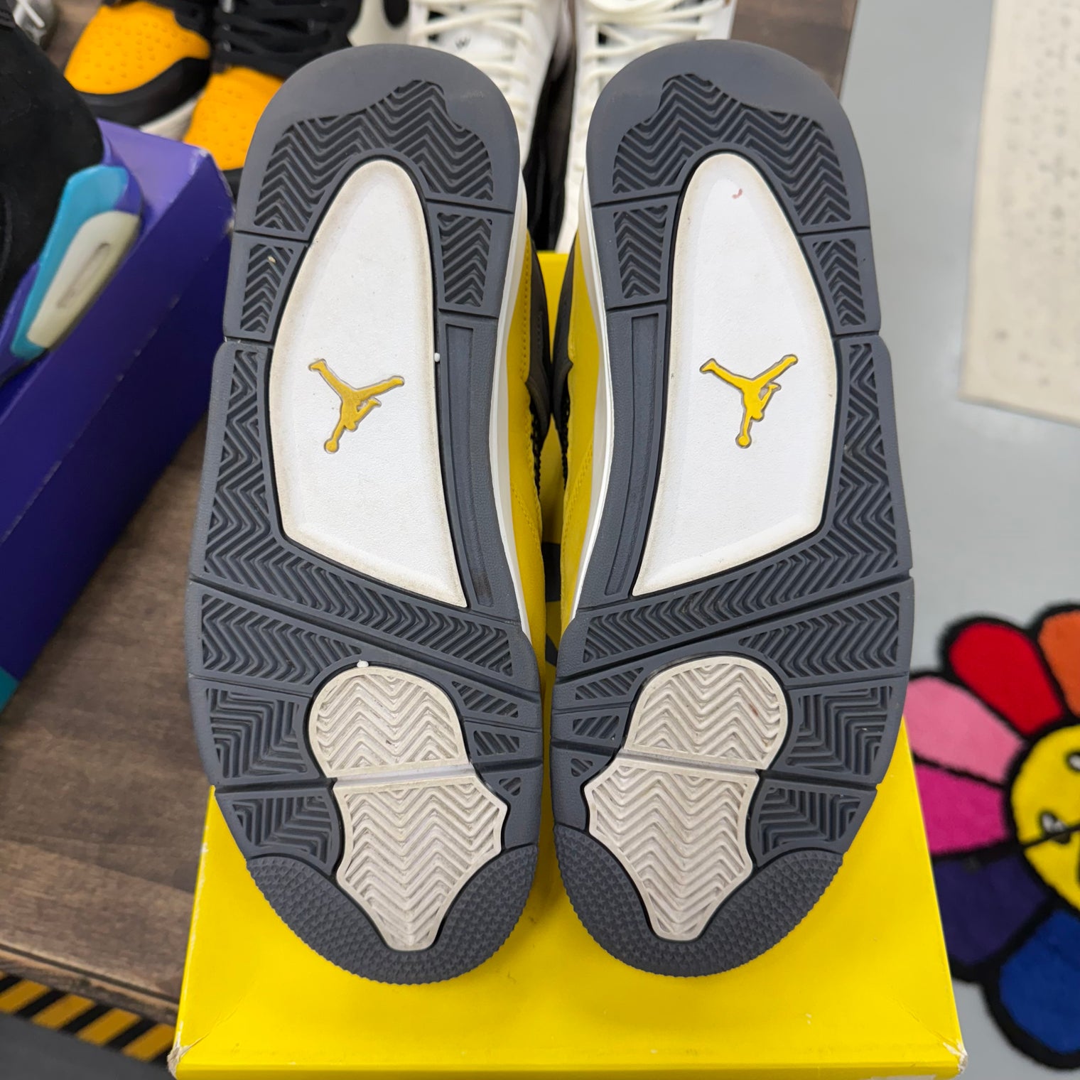 Lightning Jordan 4 Retro (USED)