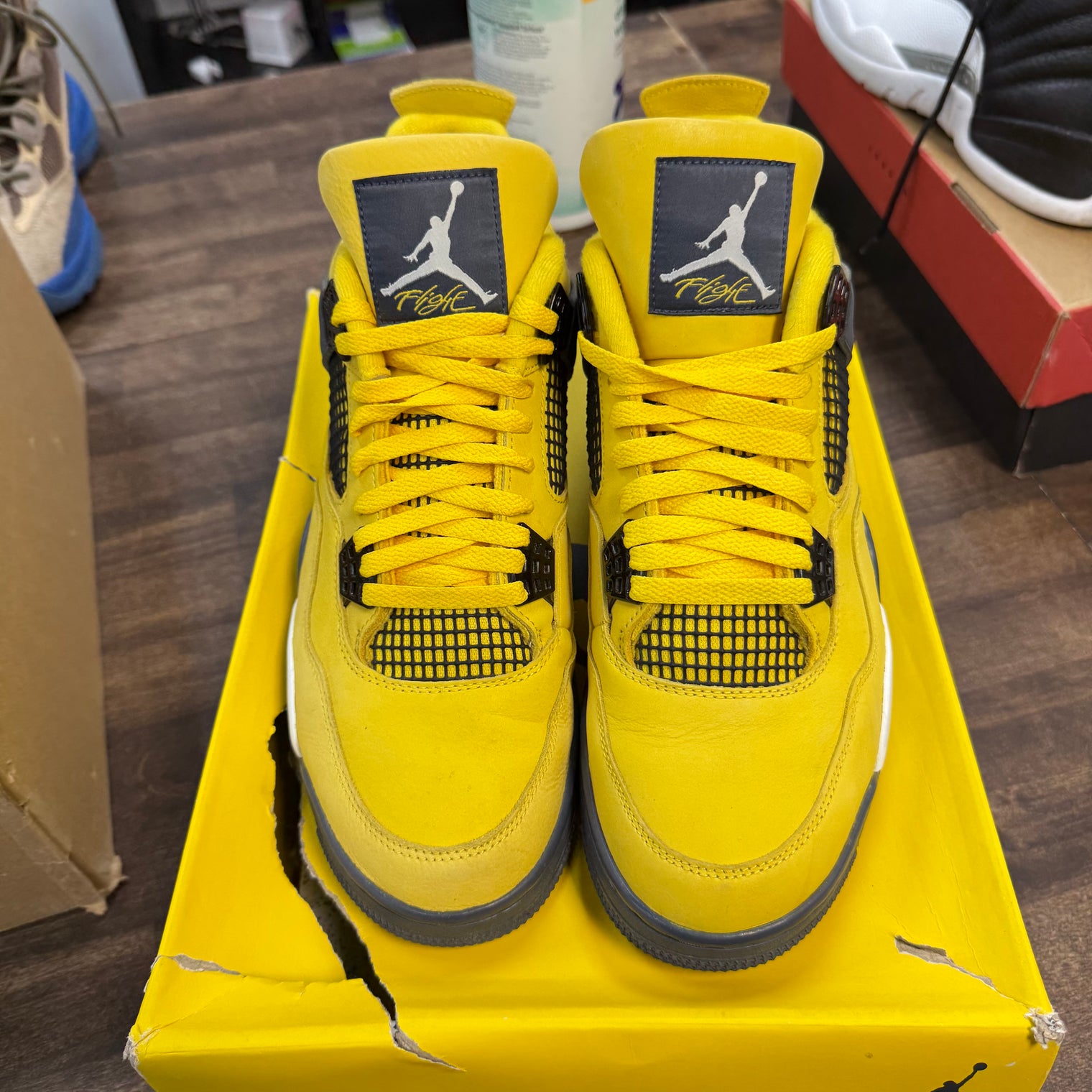 Lightning Jordan 4 (USED)