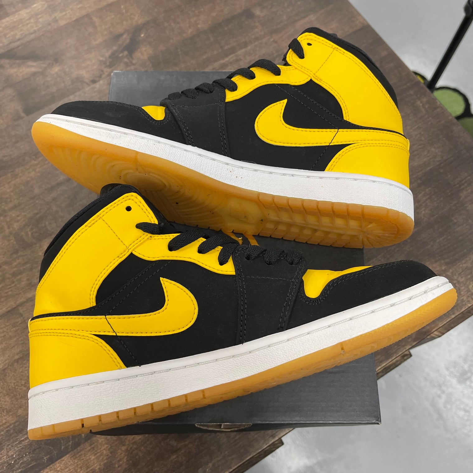 New Love Jordan 1 Mid (USED)