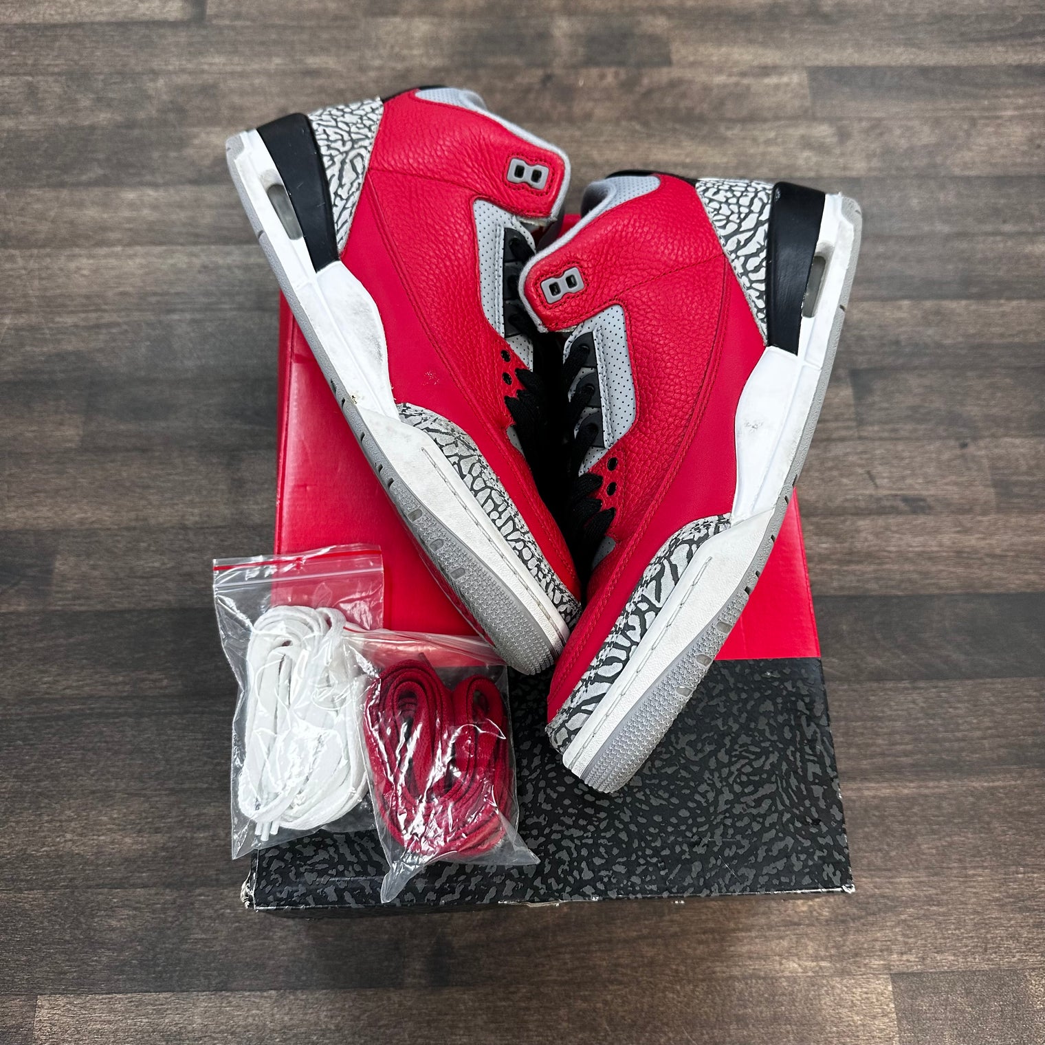 Unite Red Jordan 3 (USED)