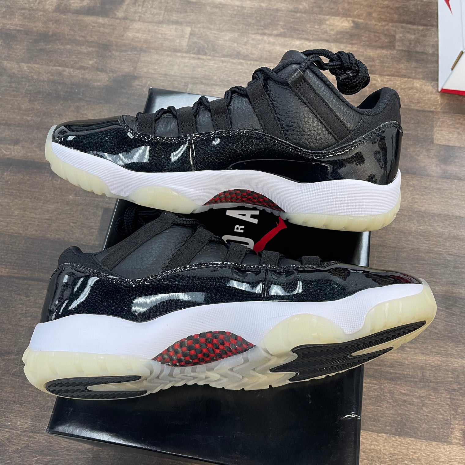 72-10 Jordan 11 Low (USED)