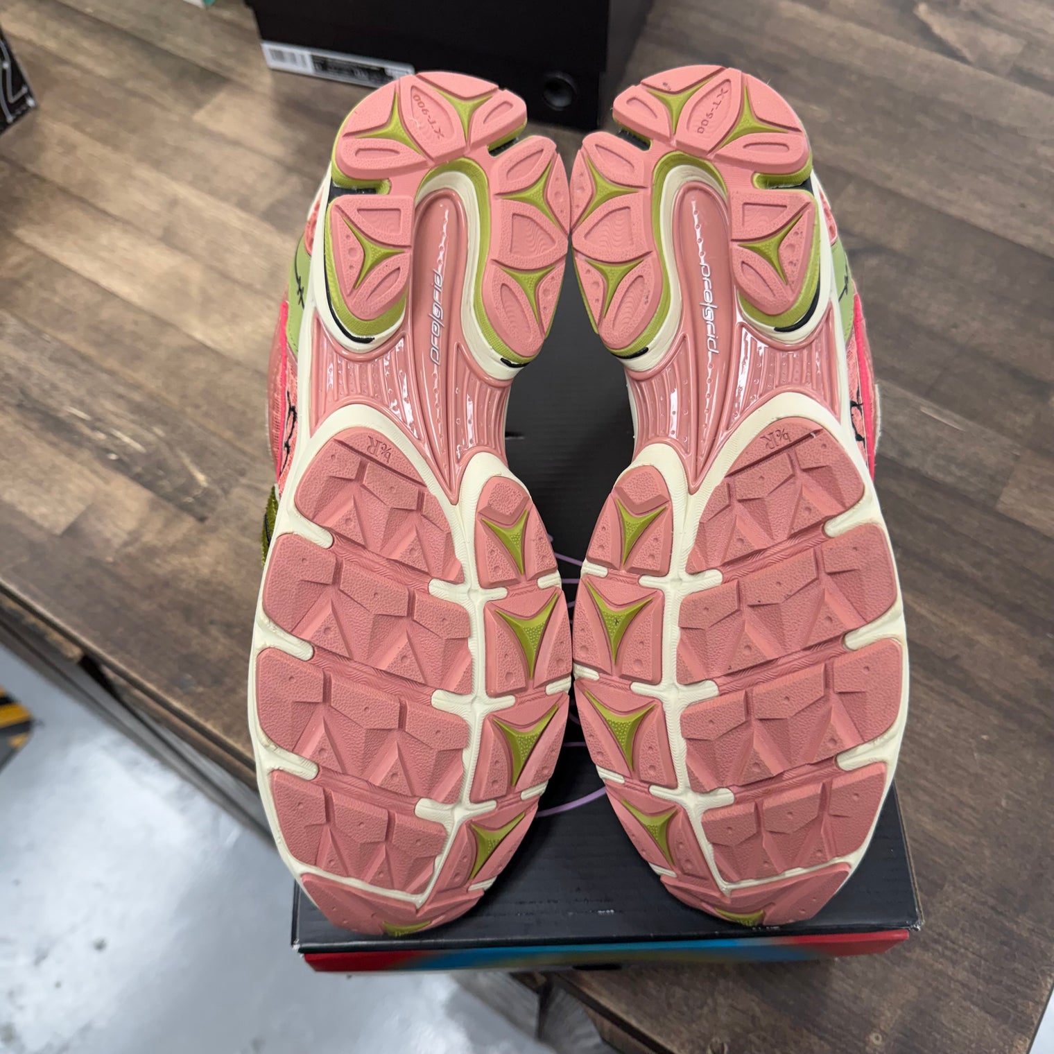 Jae Tips Flowers Grow Uptown Virginia Creeper Saucony ProGrid Triumph 4 (Lightly Worn)