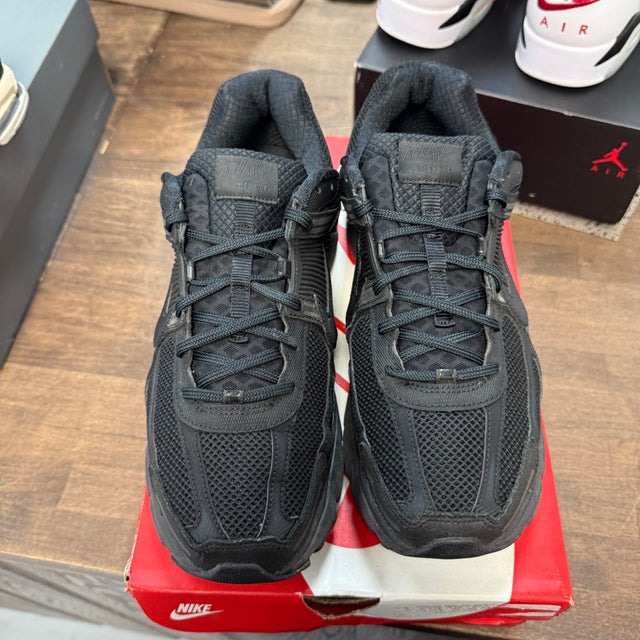 Triple Black Nike Zoom Vomero 5 (USED)