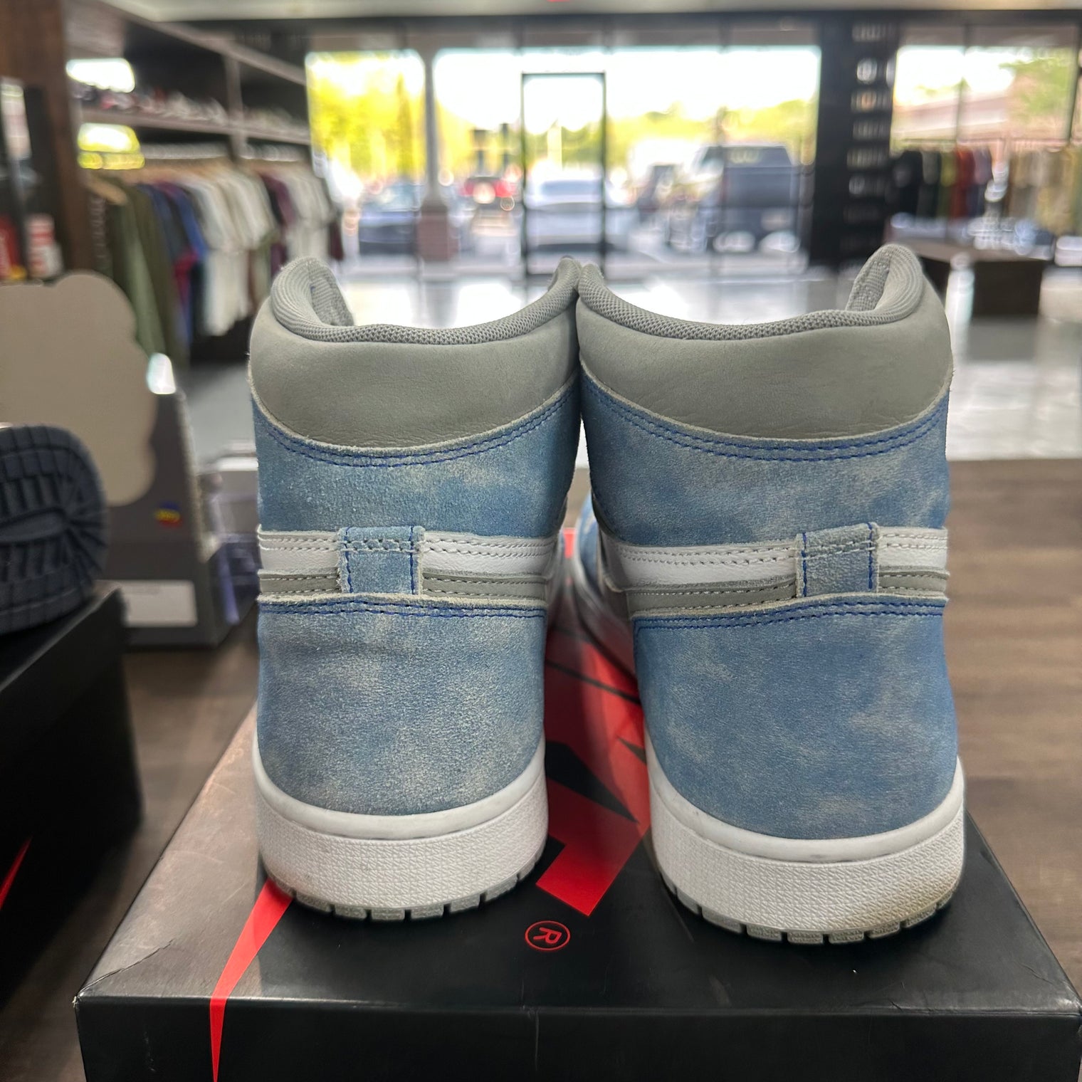 Hyper Royal Jordan 1 High (USED)