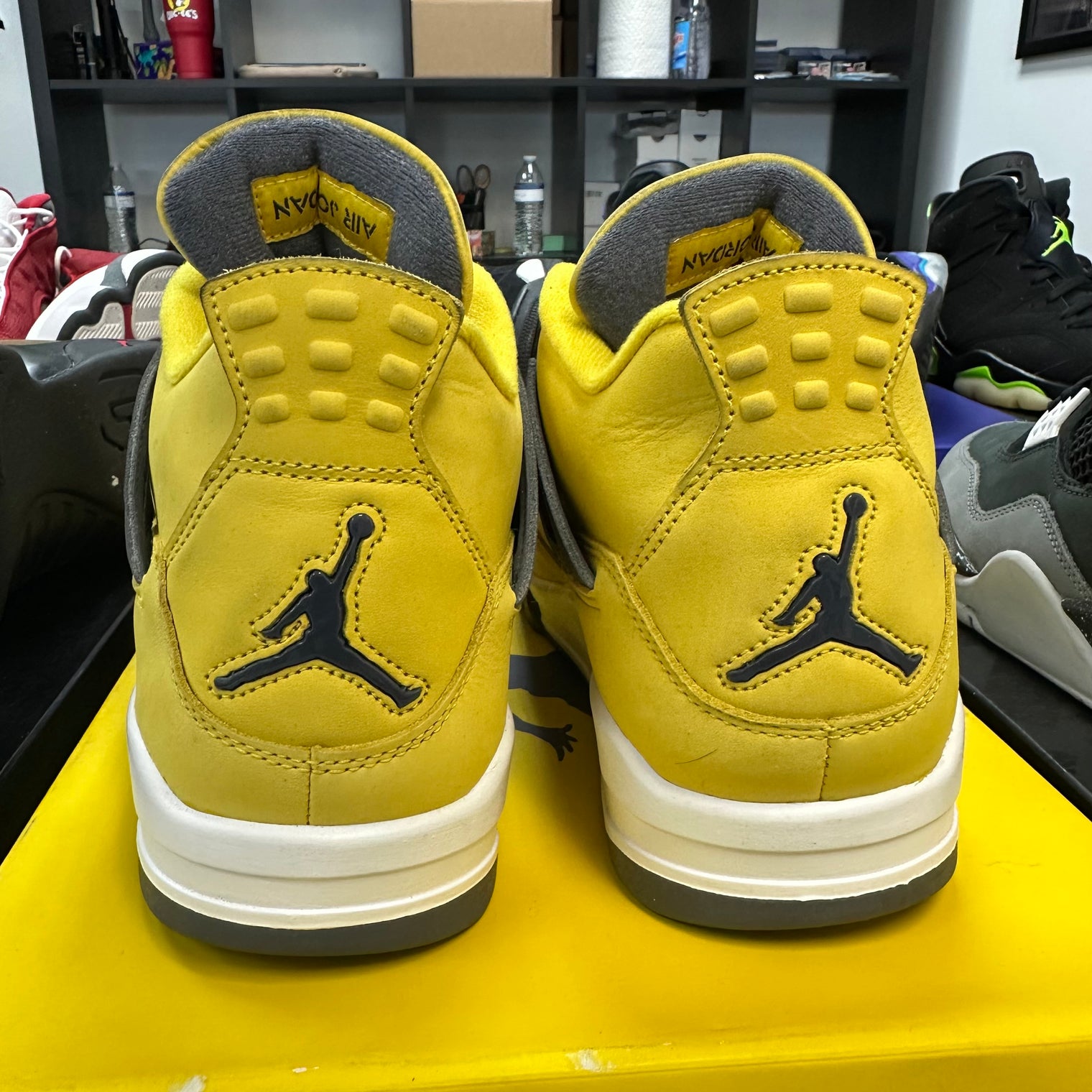Lightning Jordan 4 Retro (USED)