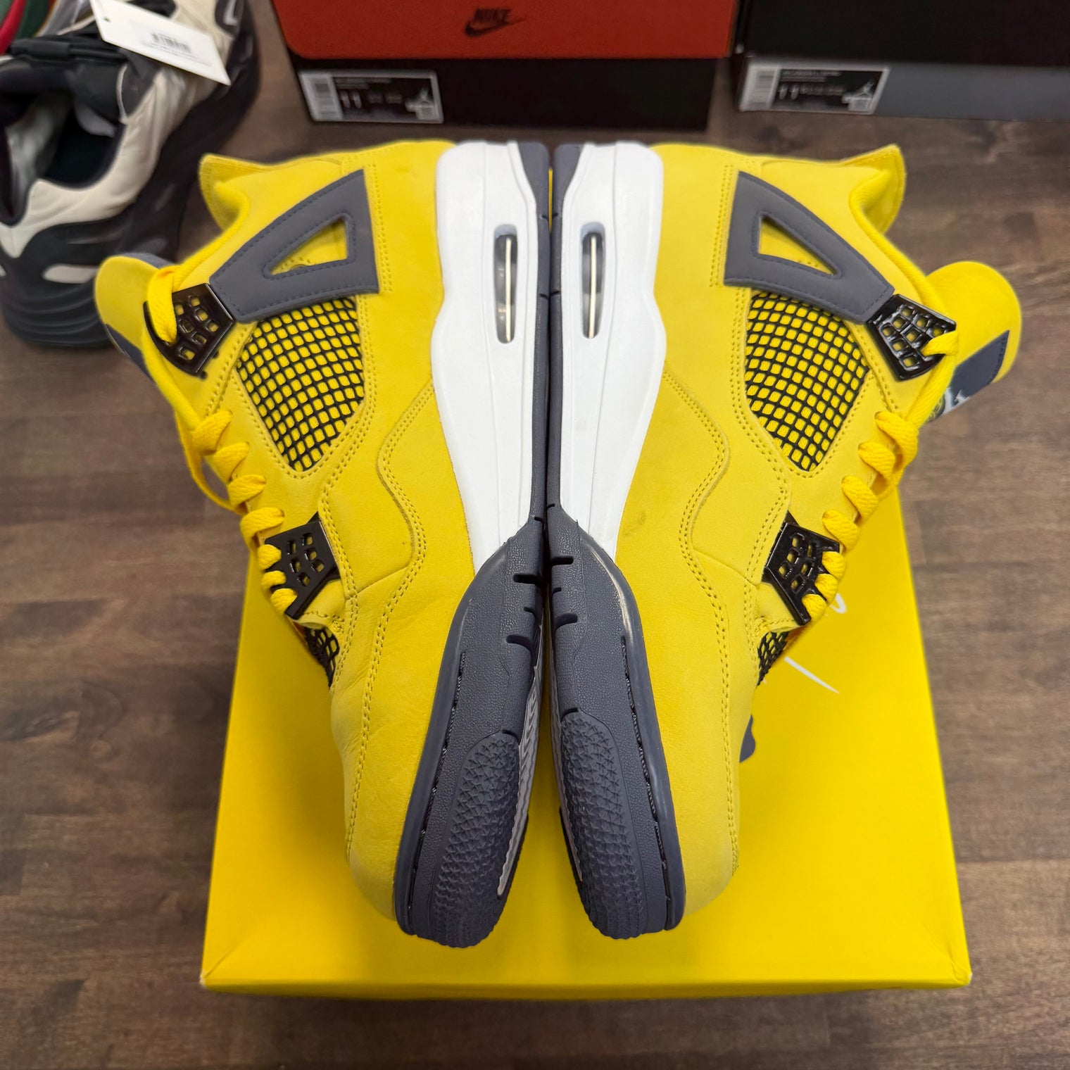 Lightning Jordan 4 (USED)