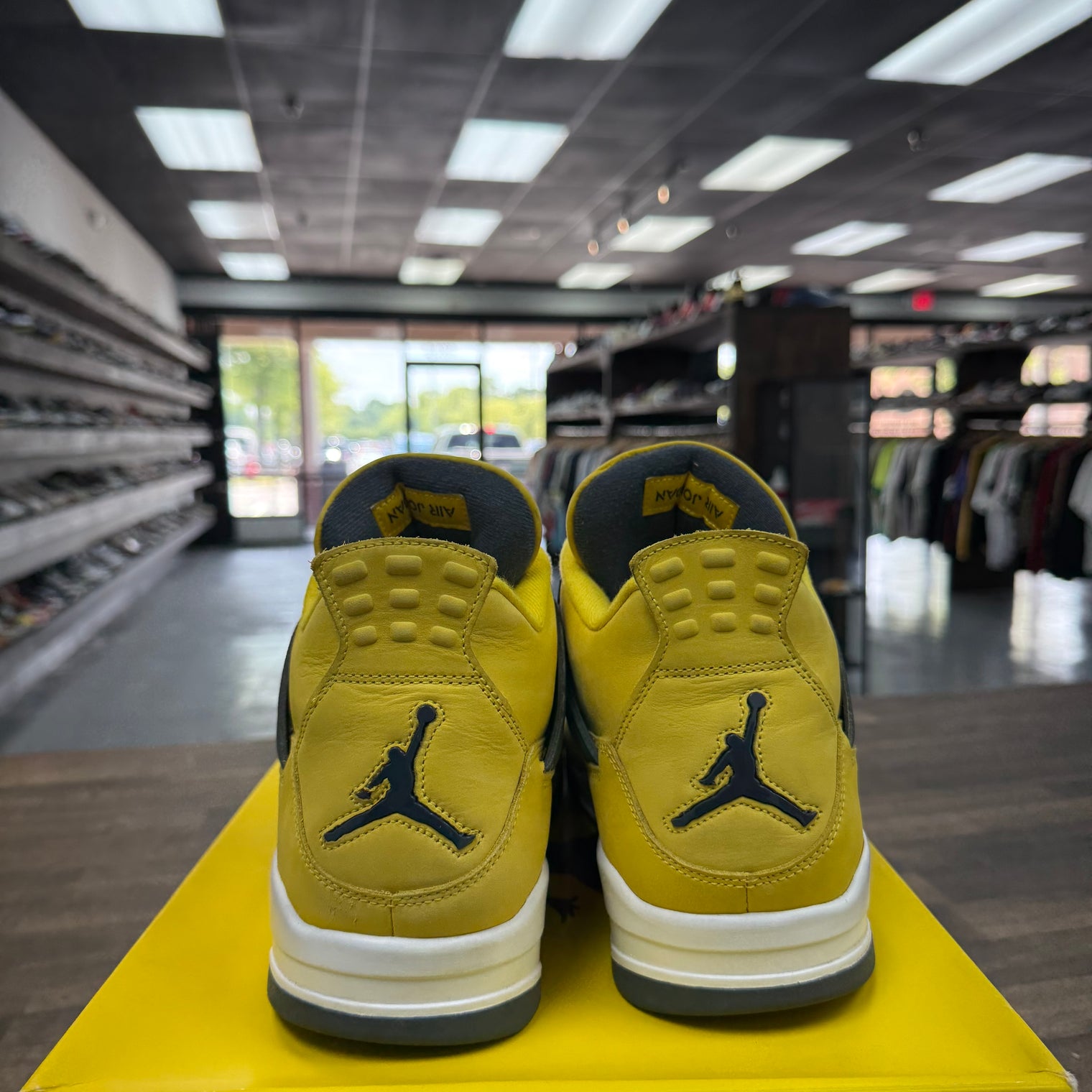 Lightning Jordan 4 Retro (USED)