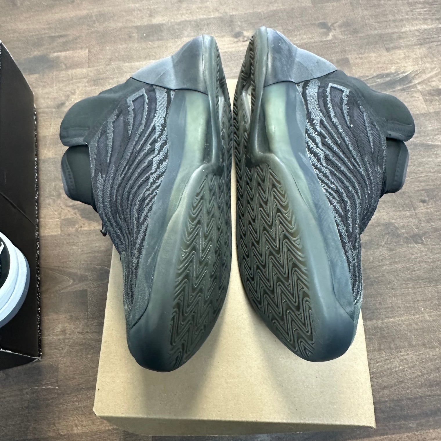 Onyx QNTM Adidas Yeezy (USED, No Box)