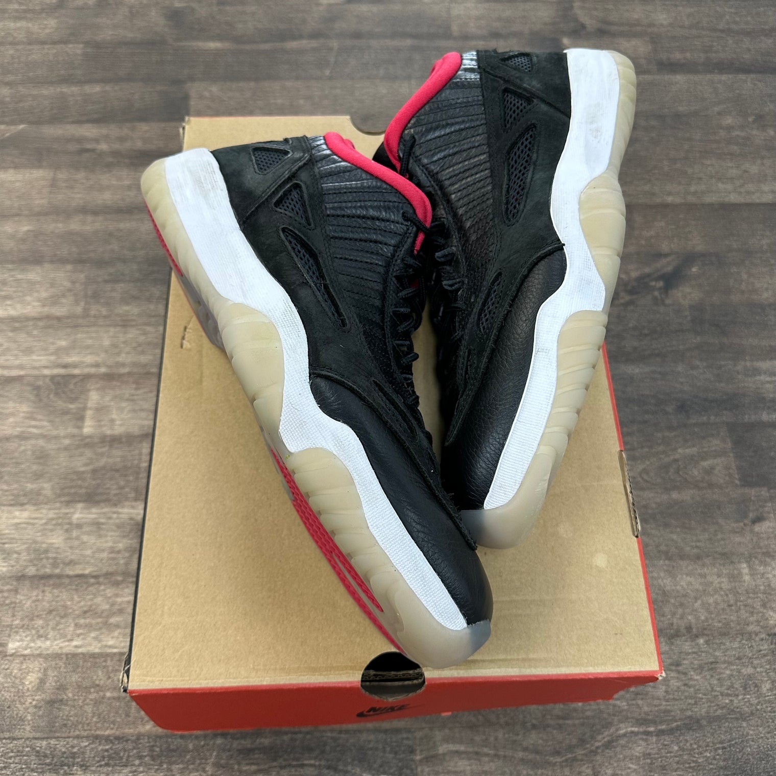 Bred Jordan 11 Low IE (USED)
