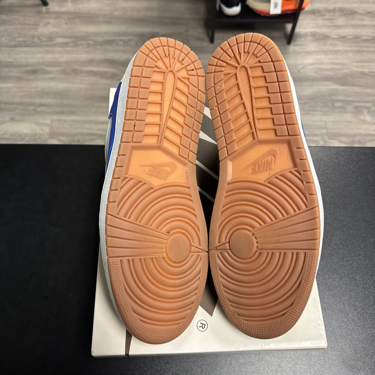 Travis Scott Canary Jordan 1 Low (USED)