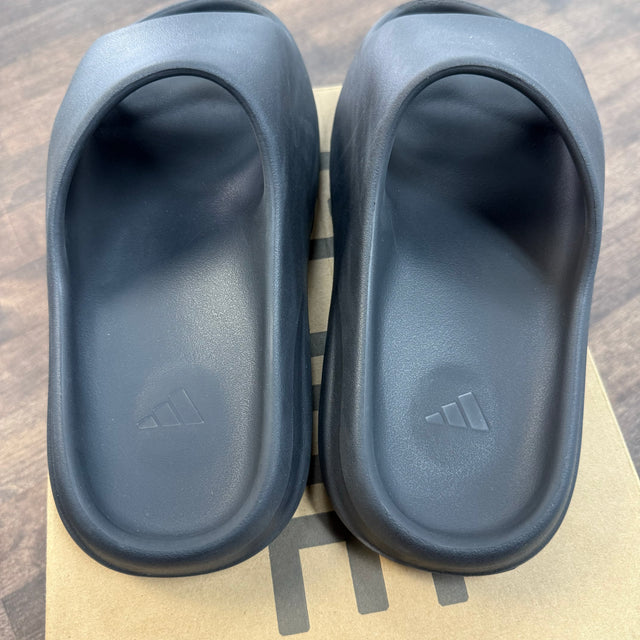 Onyx Yeezy Slide (USED, Shrunken)