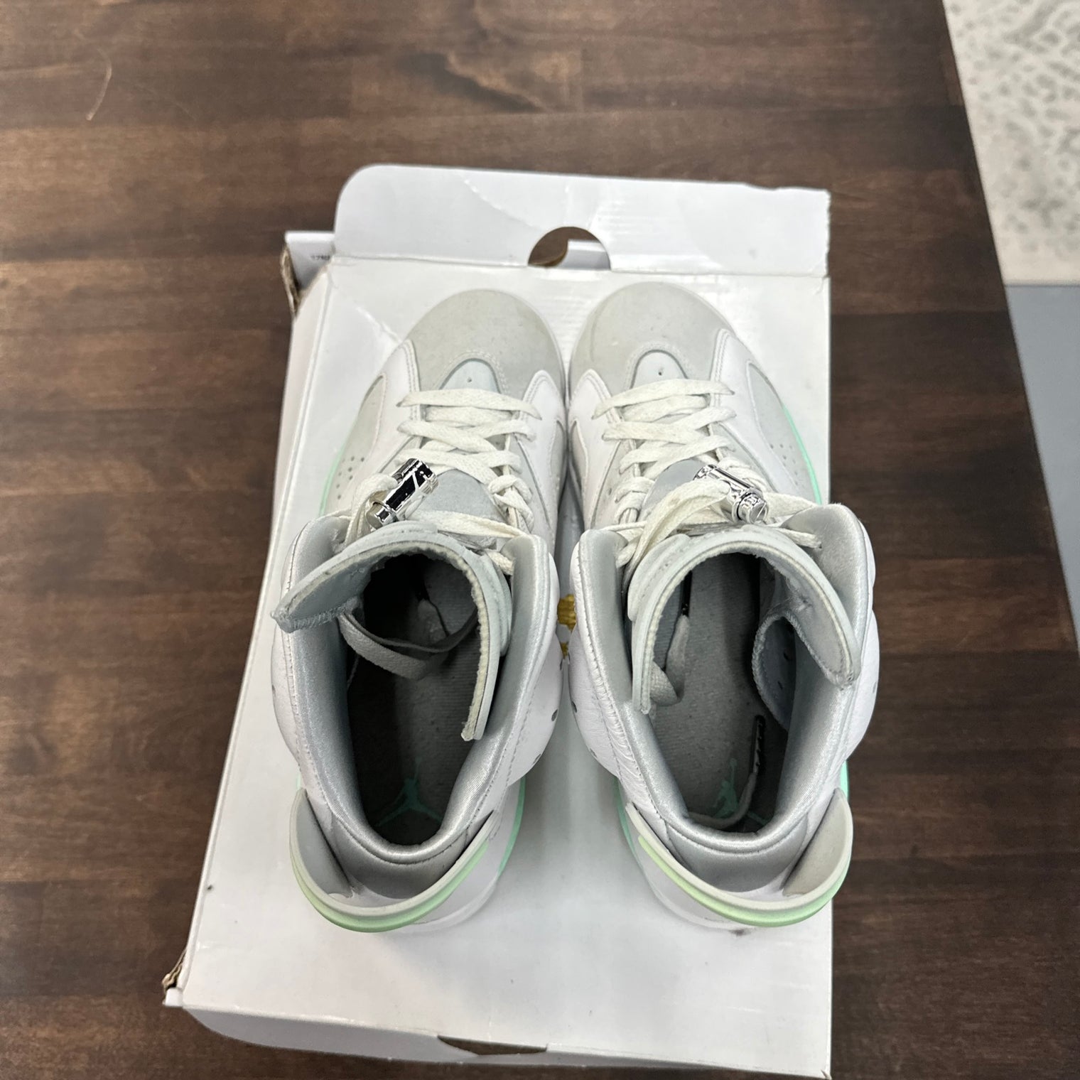 (W) Mint Jordan 6 (USED)