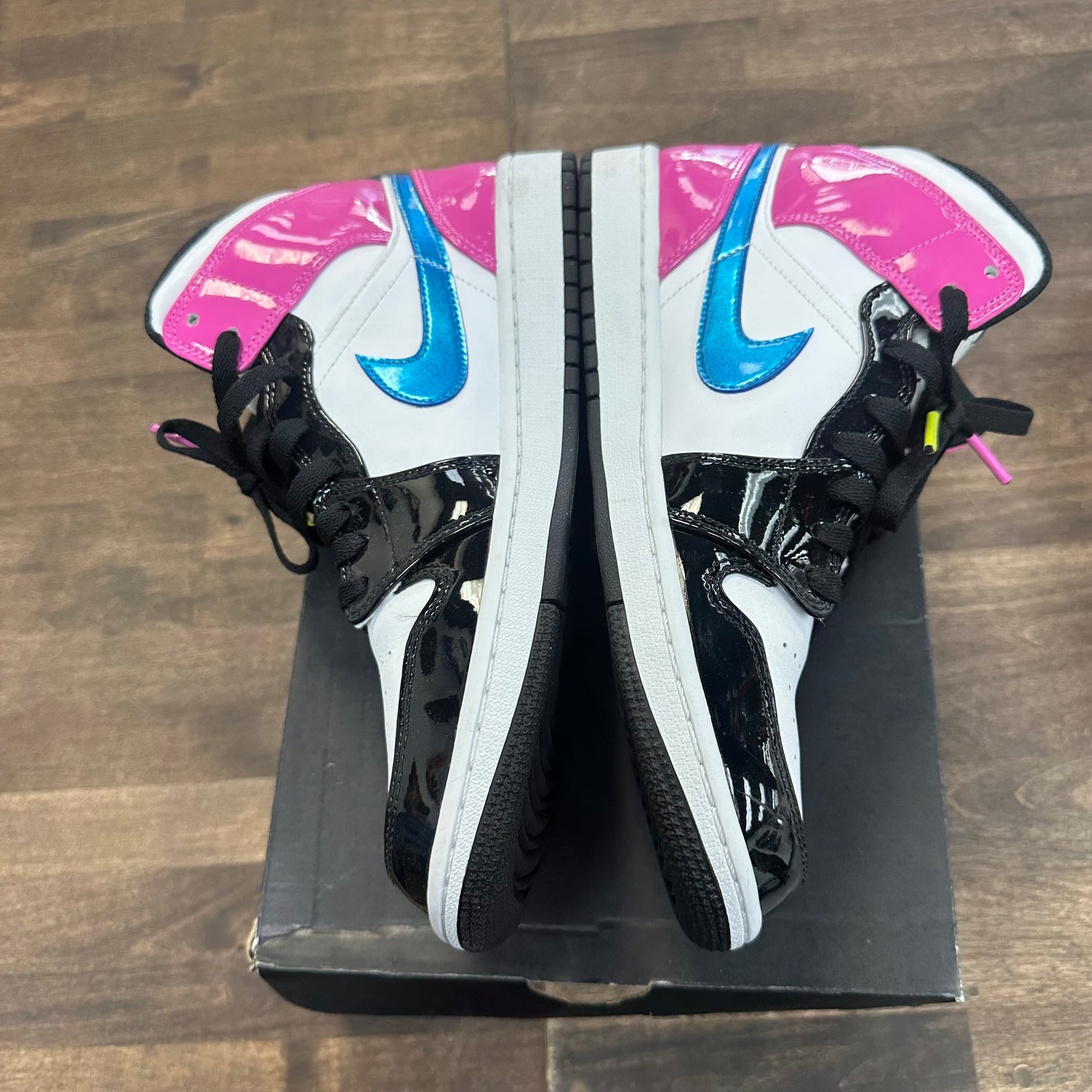 Black White Cyber Pink Jordan 1 Mid (USED)