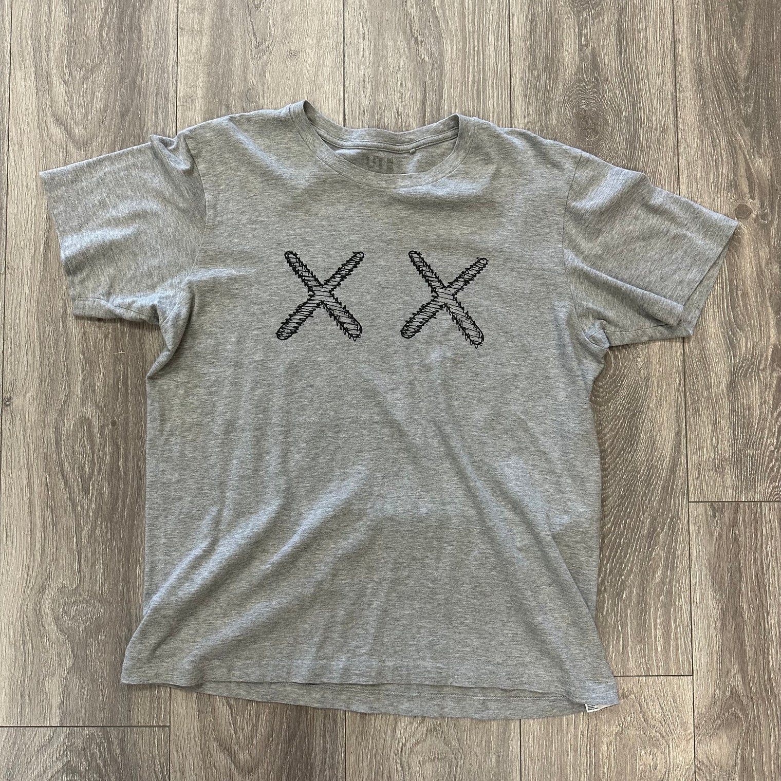 Kaws Uniqlo T Shirt Gray (Used)