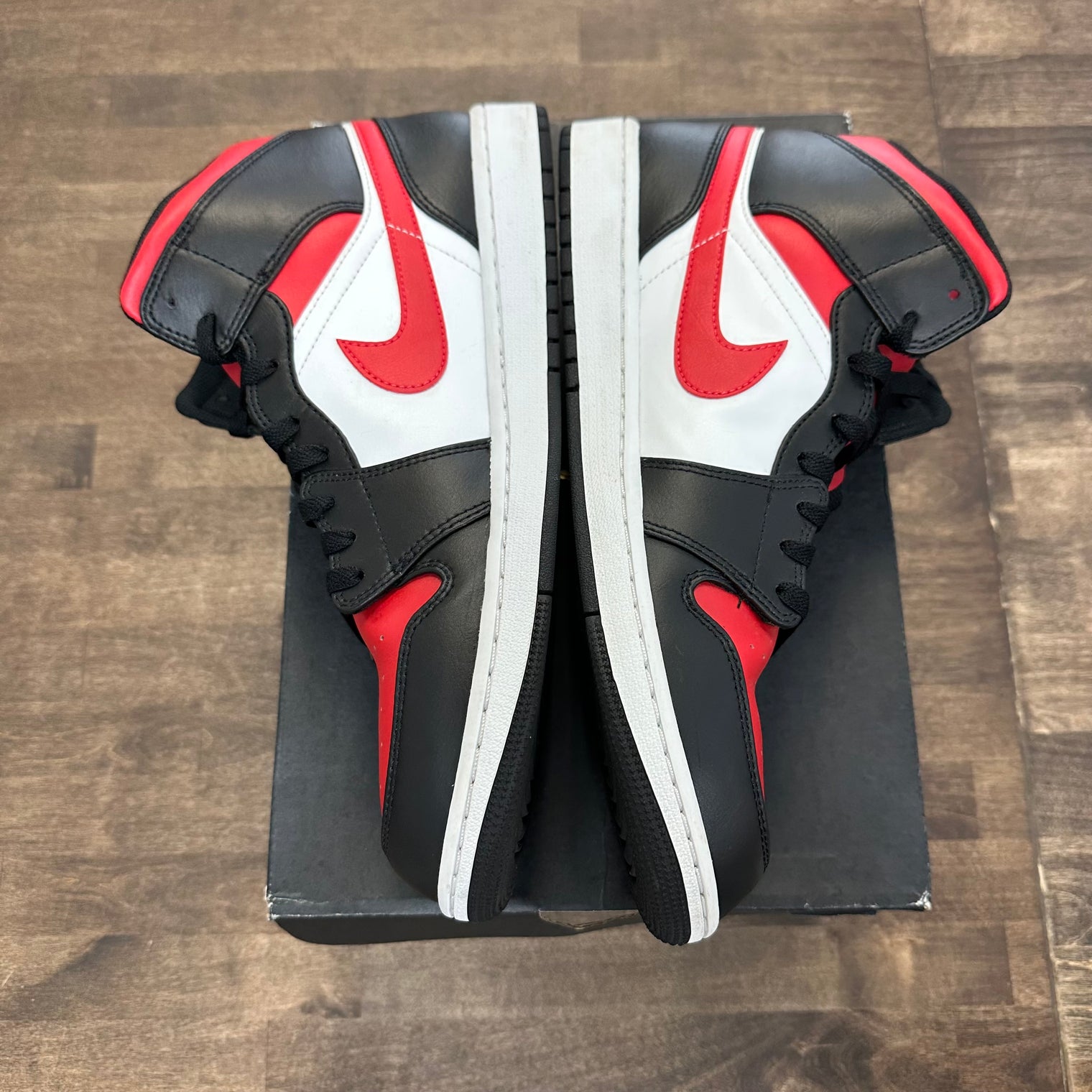 Gym Red Jordan 1 Mid (USED)