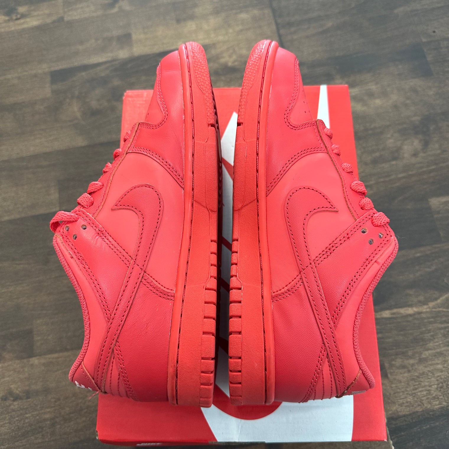 Track Red Nike Dunk Low (USED)