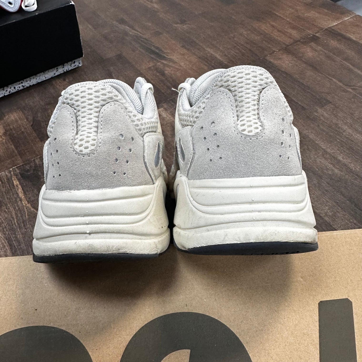 Analog Yeezy 700 (USED)