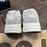 Analog Yeezy 700 (USED)