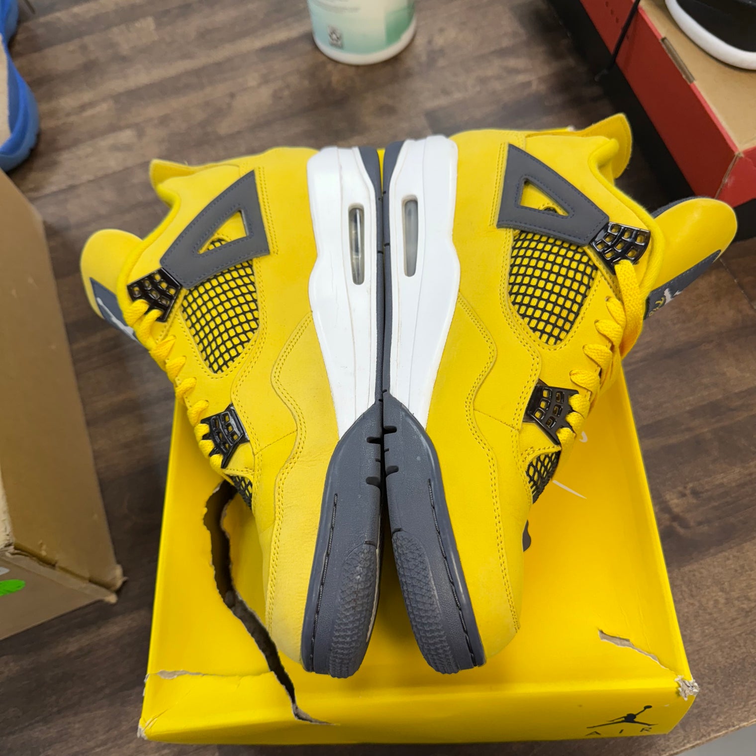 Lightning Jordan 4 (USED)