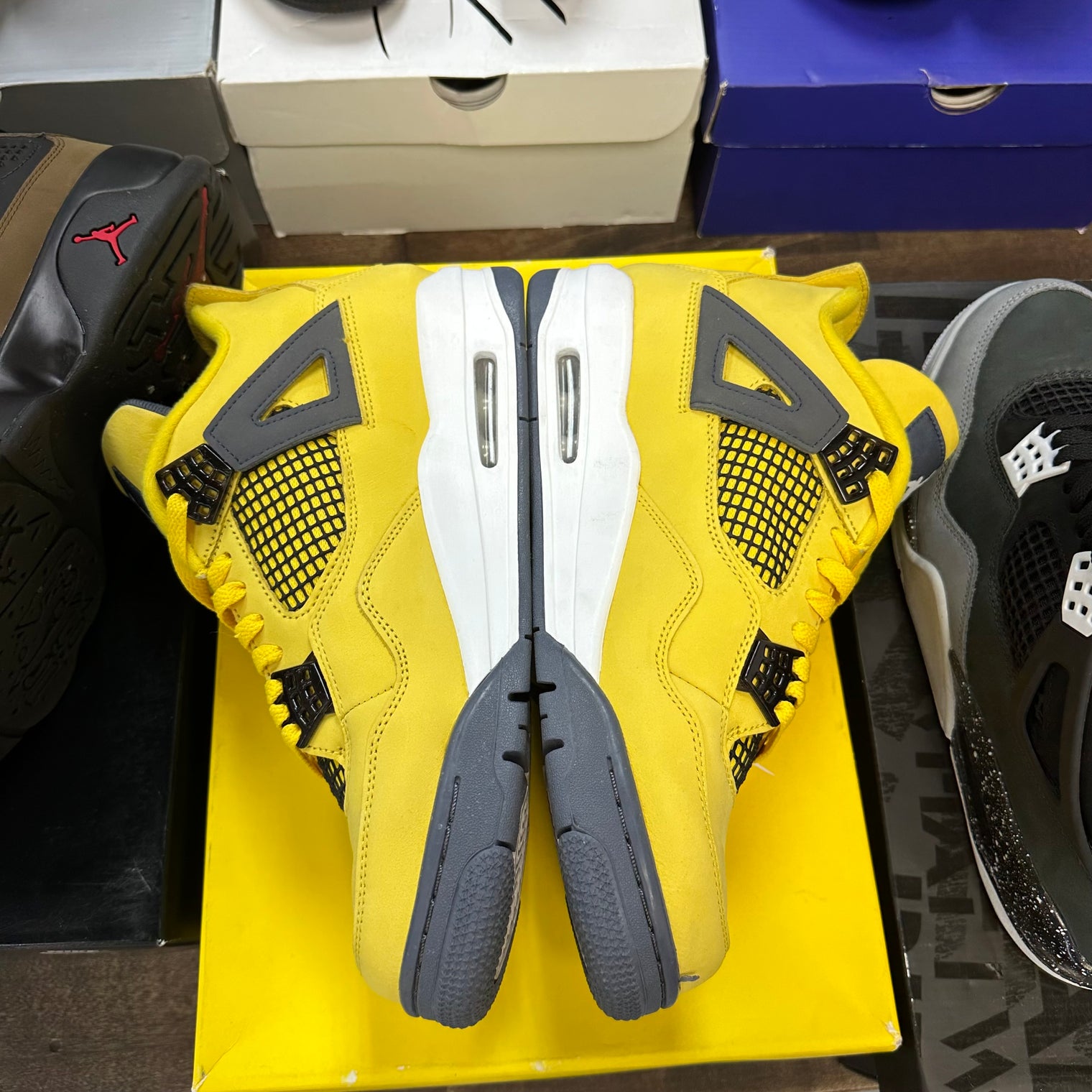 Lightning Jordan 4 Retro (USED)