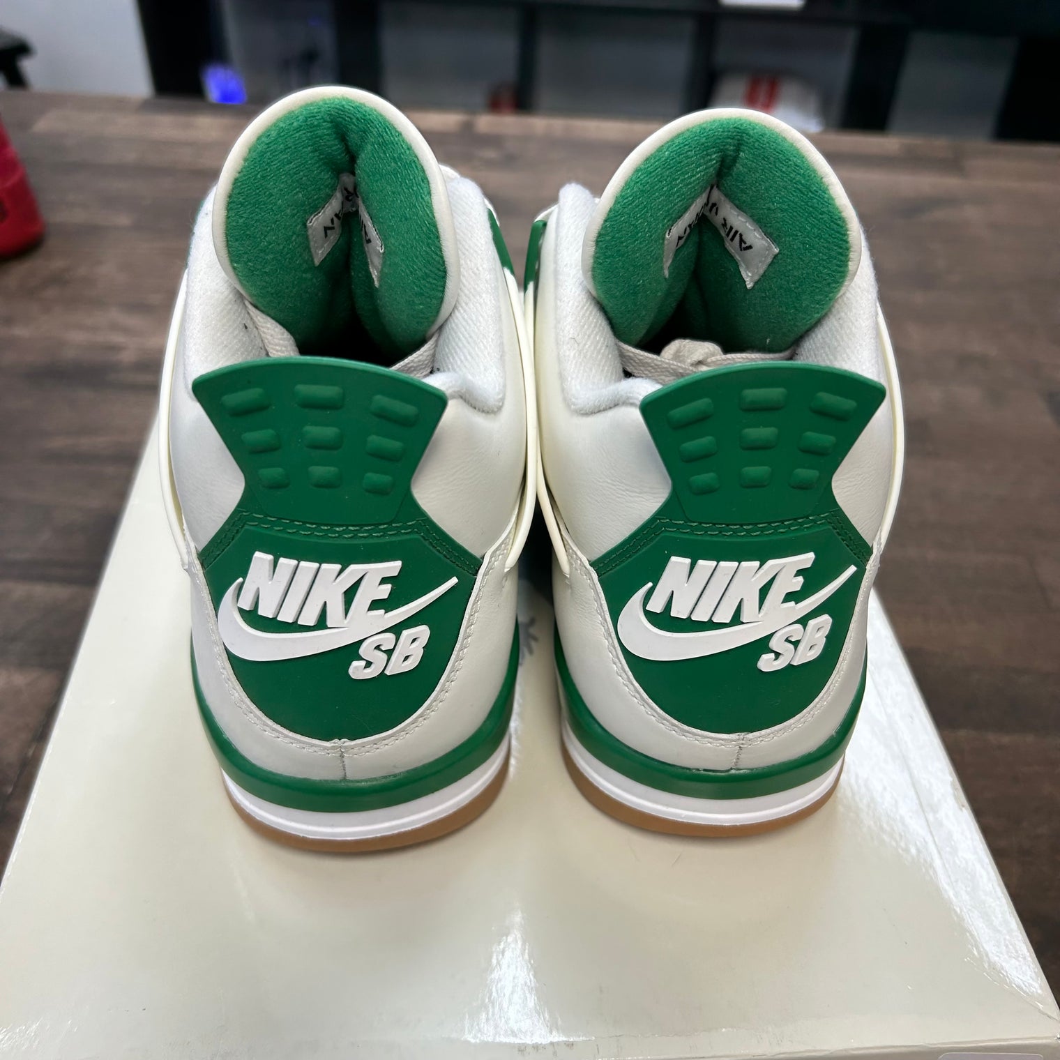 Pine Green SB Jordan 4 (USED)