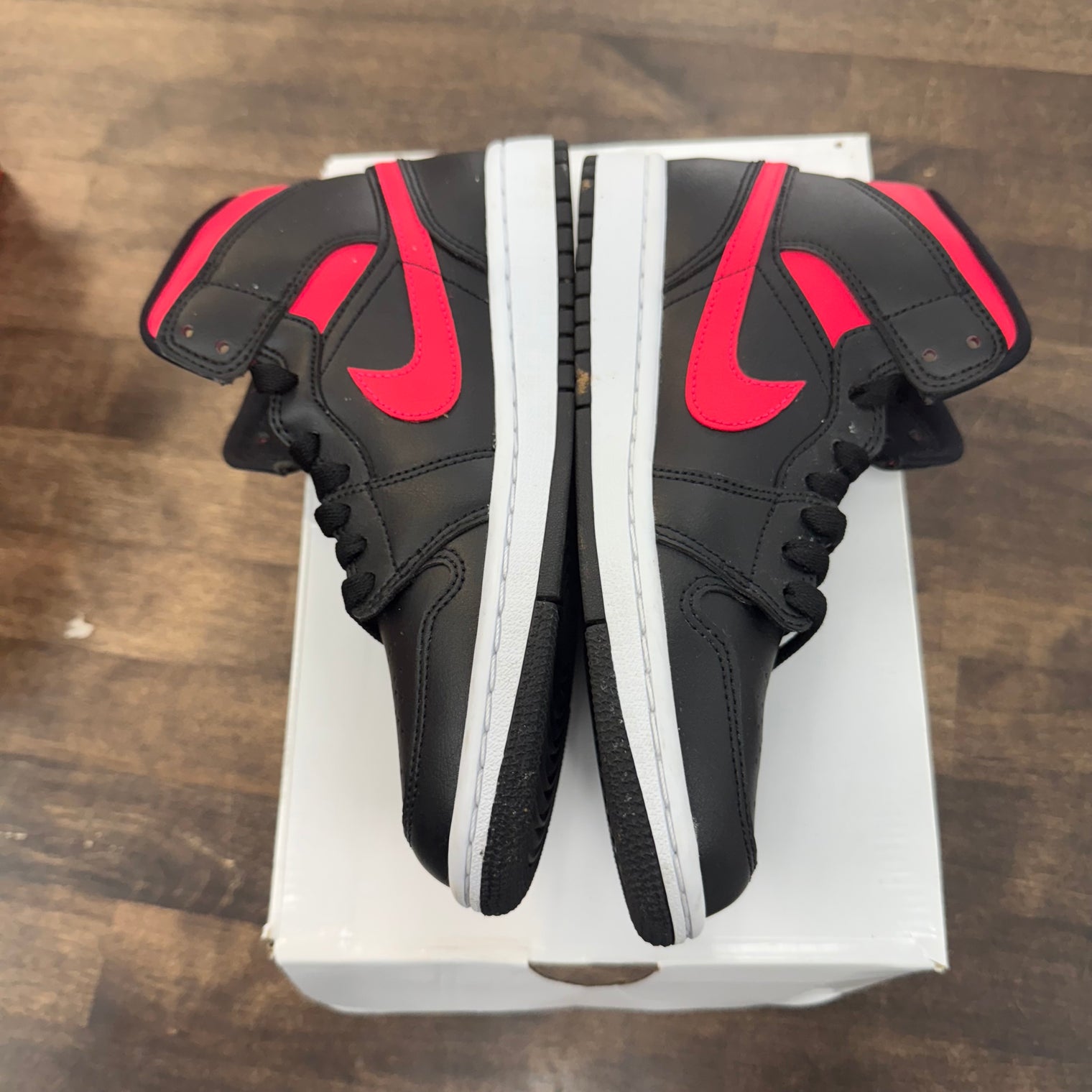 Jordan 1 Mid Black Siren Red (W) (USED)