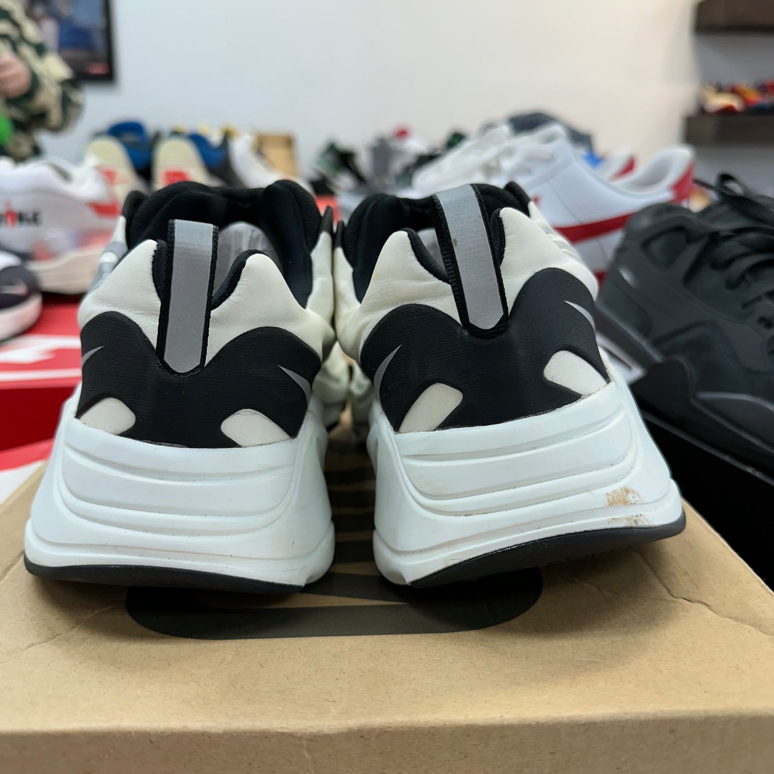 Laceless Analog Yeezy 700 MNVN (USED)