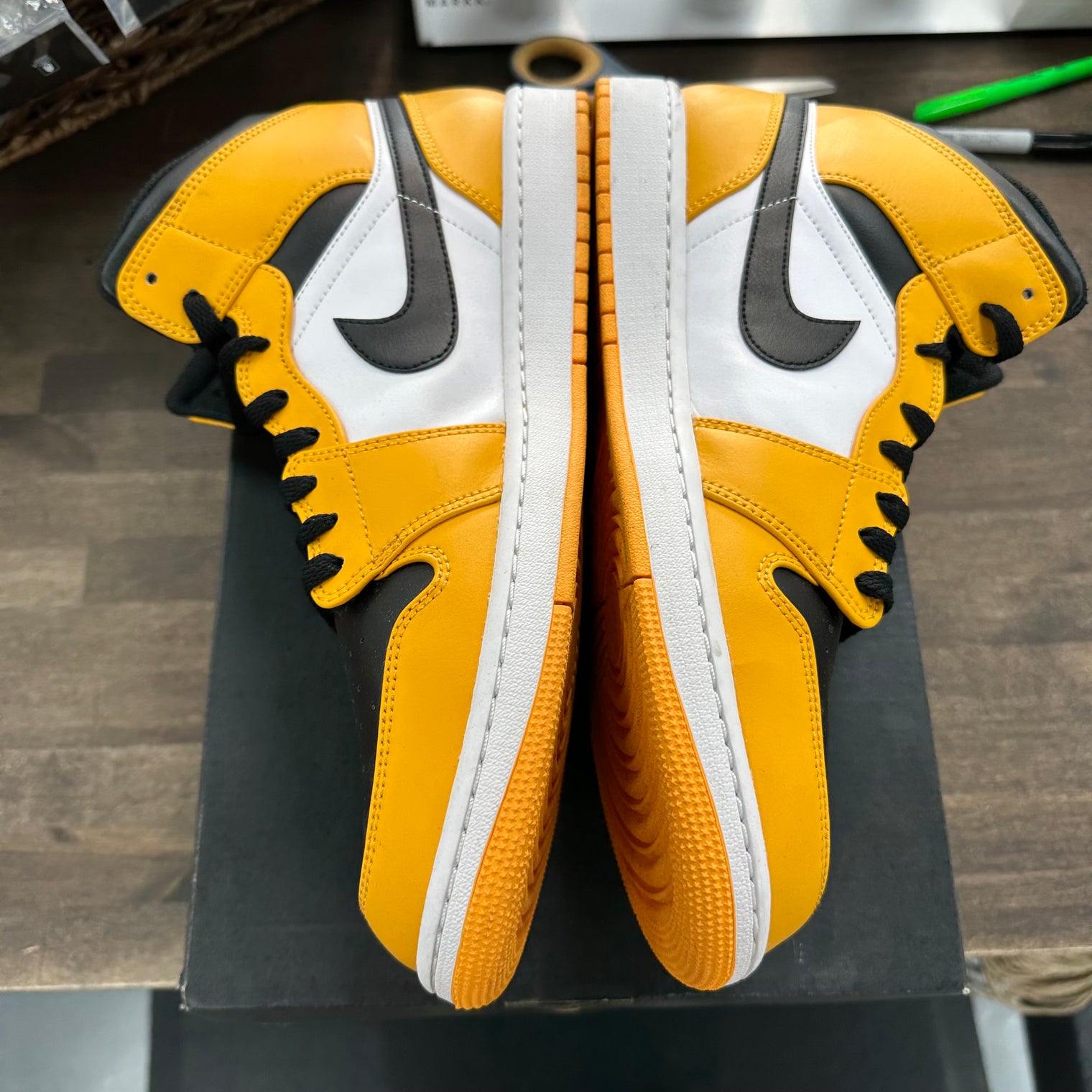 Taxi Jordan 1 Mid (USED)