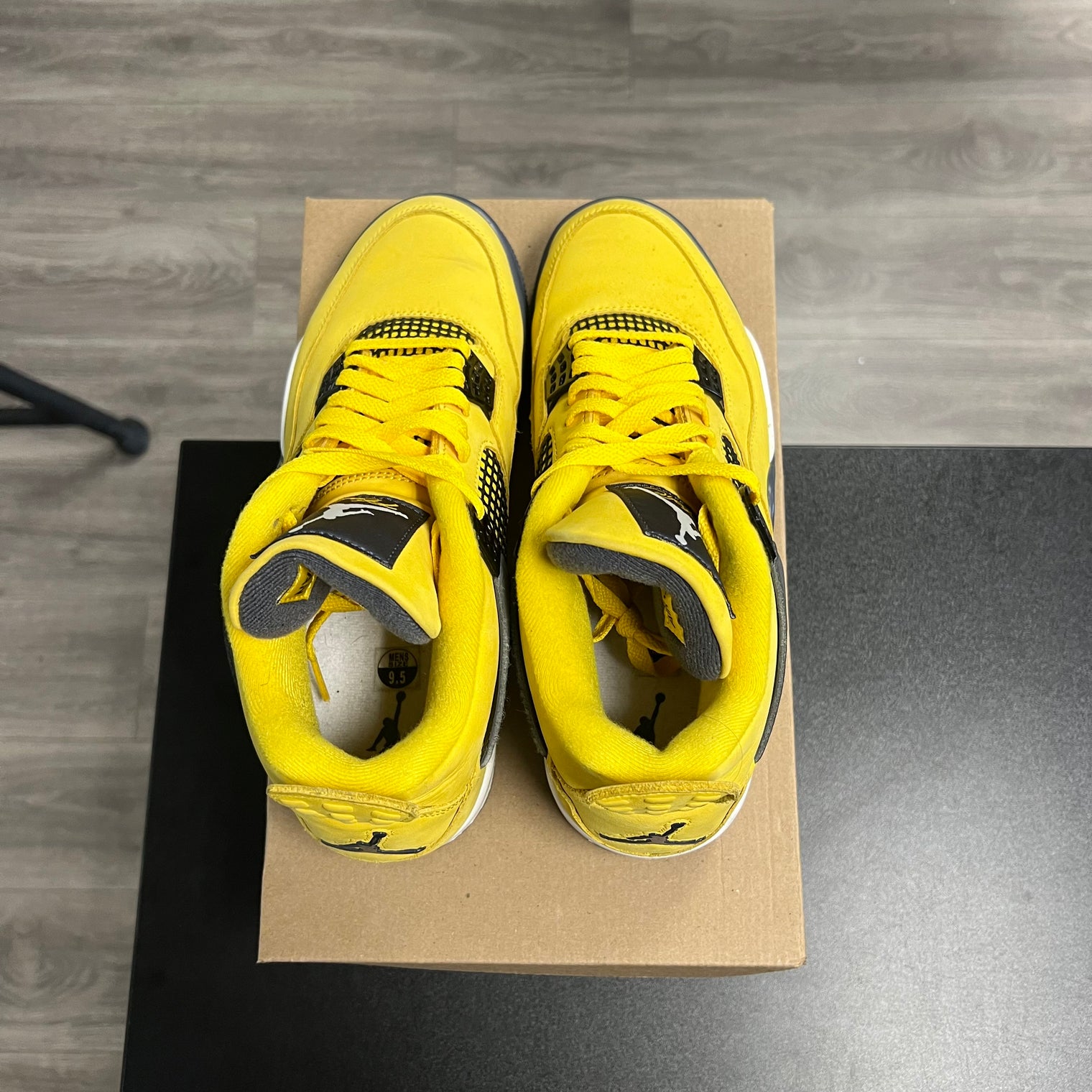 Lighting Jordan 4 Retro (USED, no box)