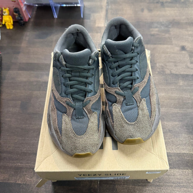 Mauve Yeezy 700 (USED)