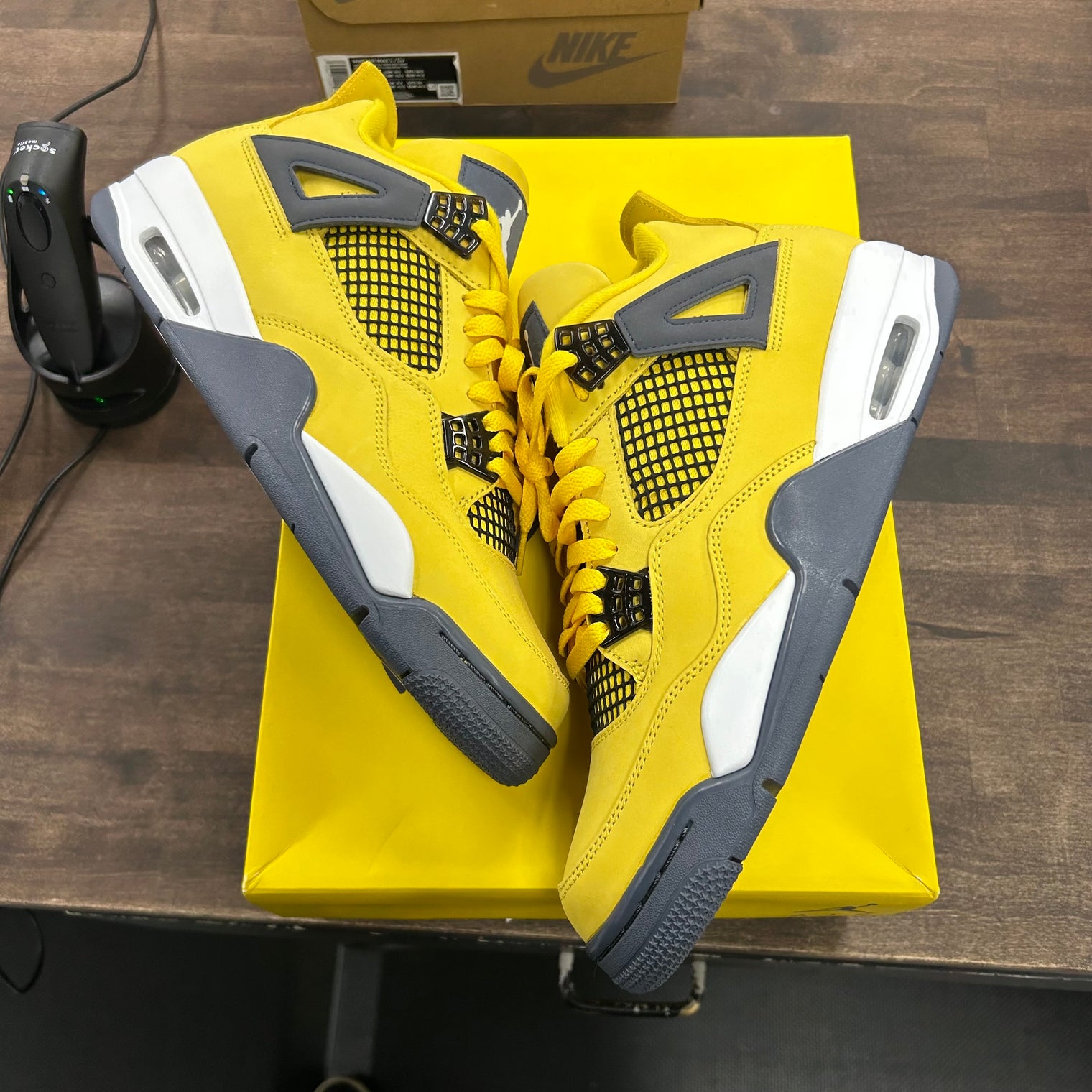 Lightning Jordan 4 Retro (2021) (Lightly Worn)