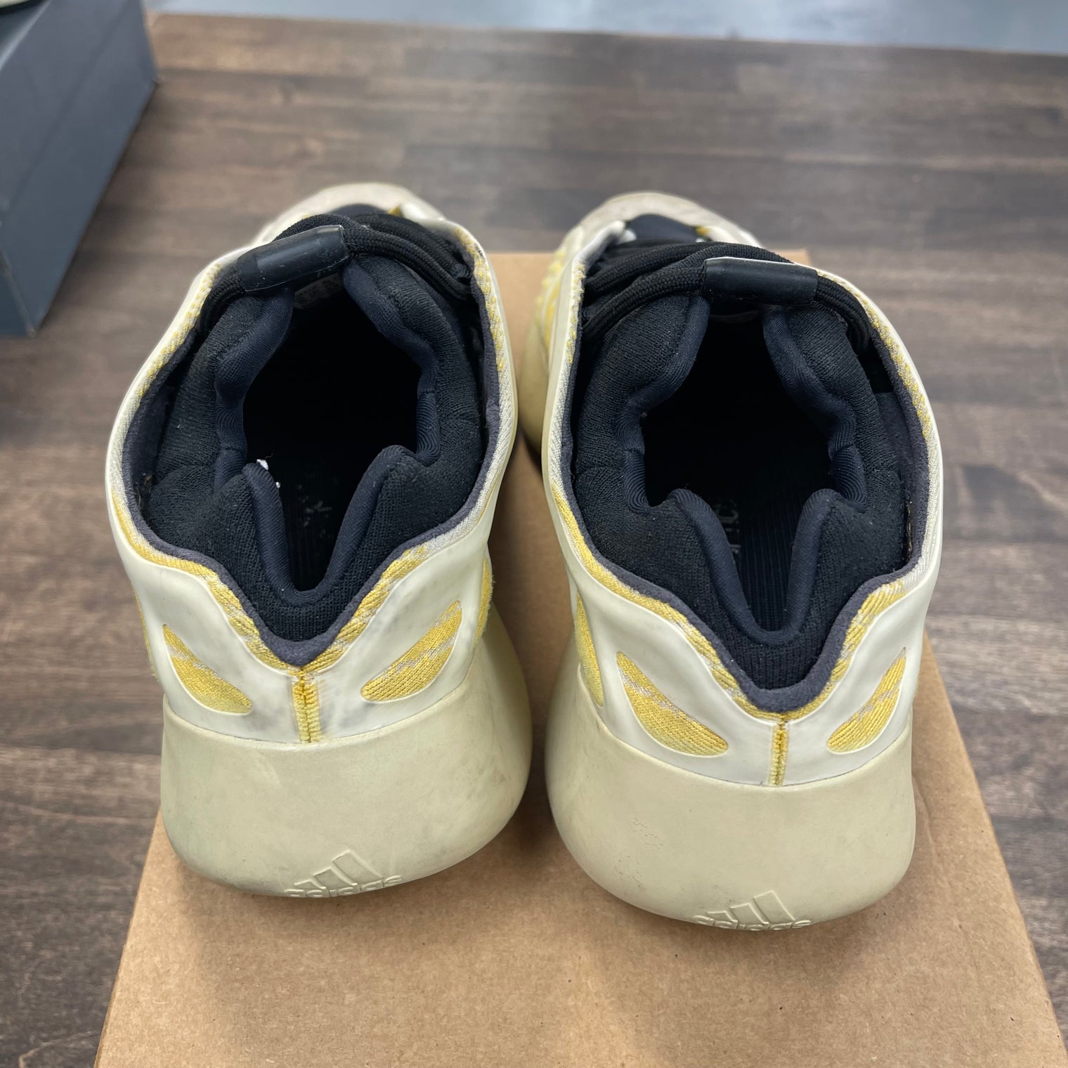 Mono Safflower Yeezy 700 V3 (USED,No Box)