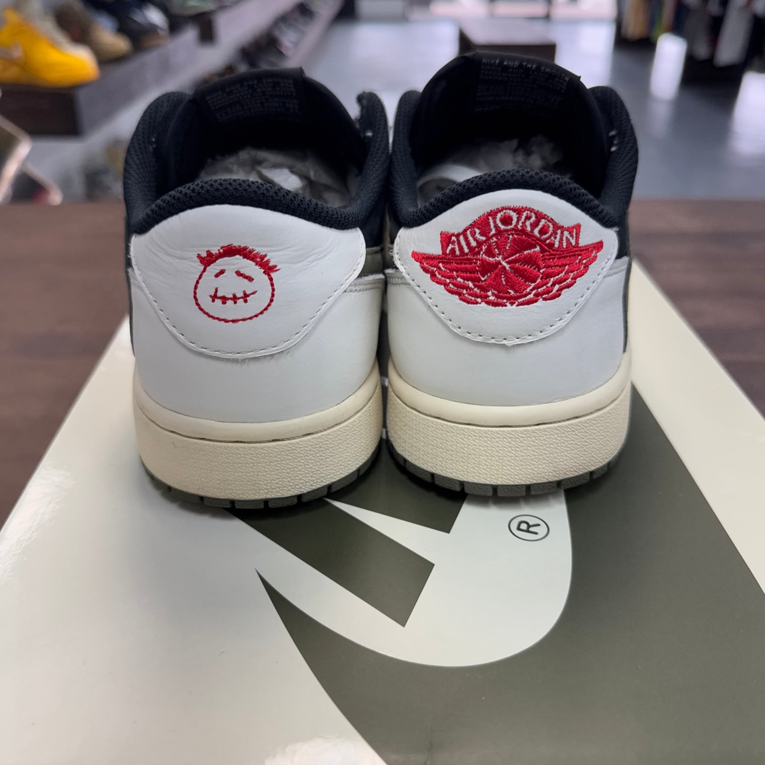 (W) Medium Olive Jordan 1 Low OG Travis Scott (USED)