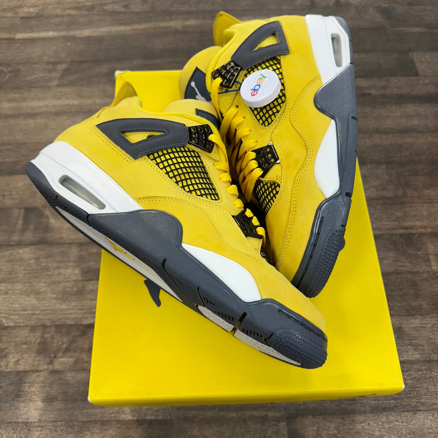 Lightning Jordan 4 (USED)