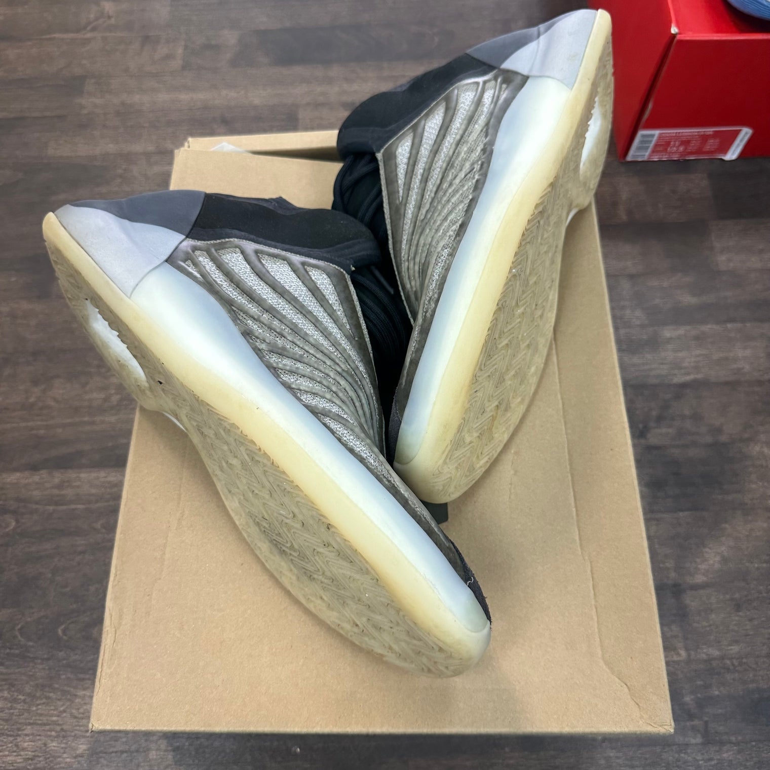 Barium Quantum Yeezy QNTM (USED)