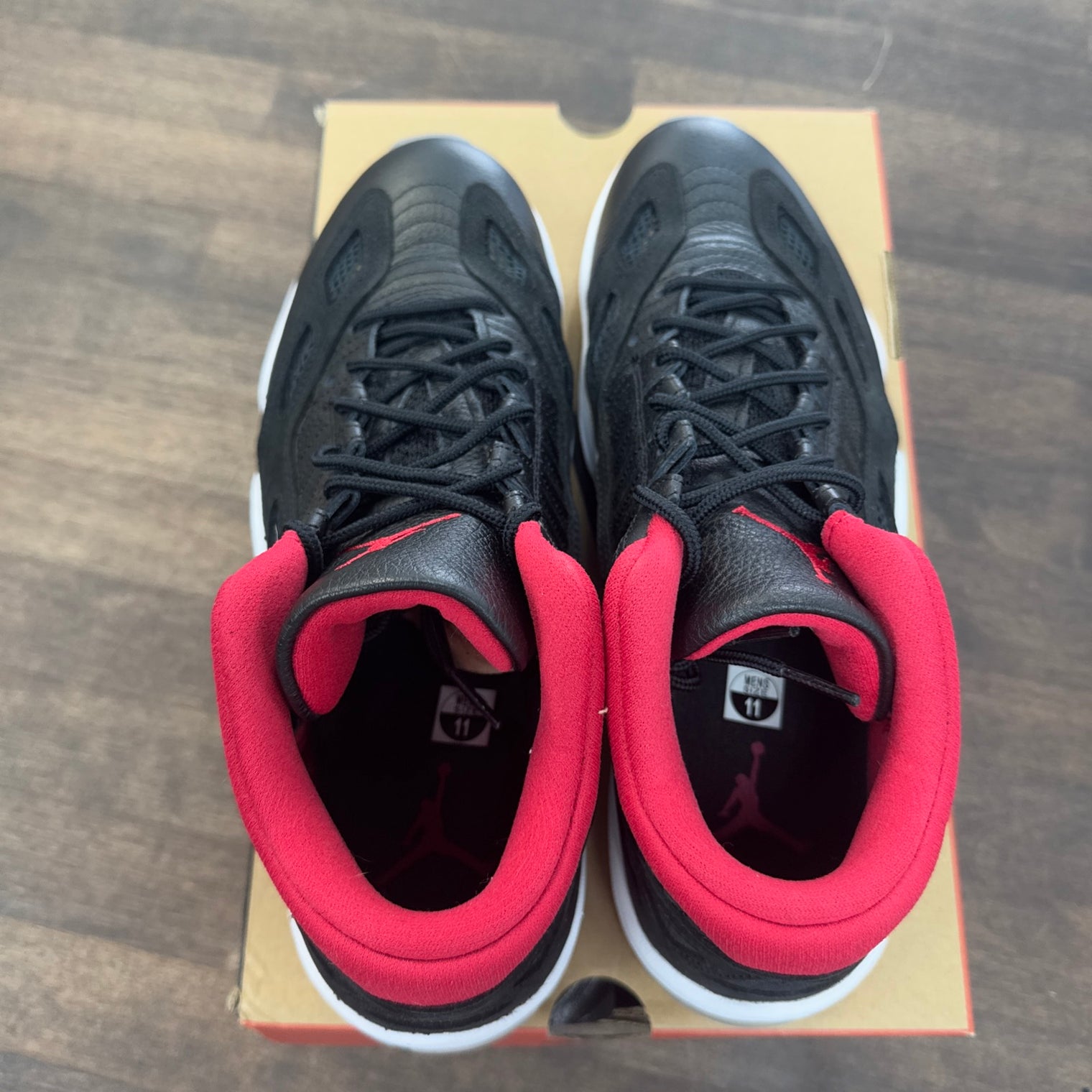 Bred Jordan 11 IE (USED)