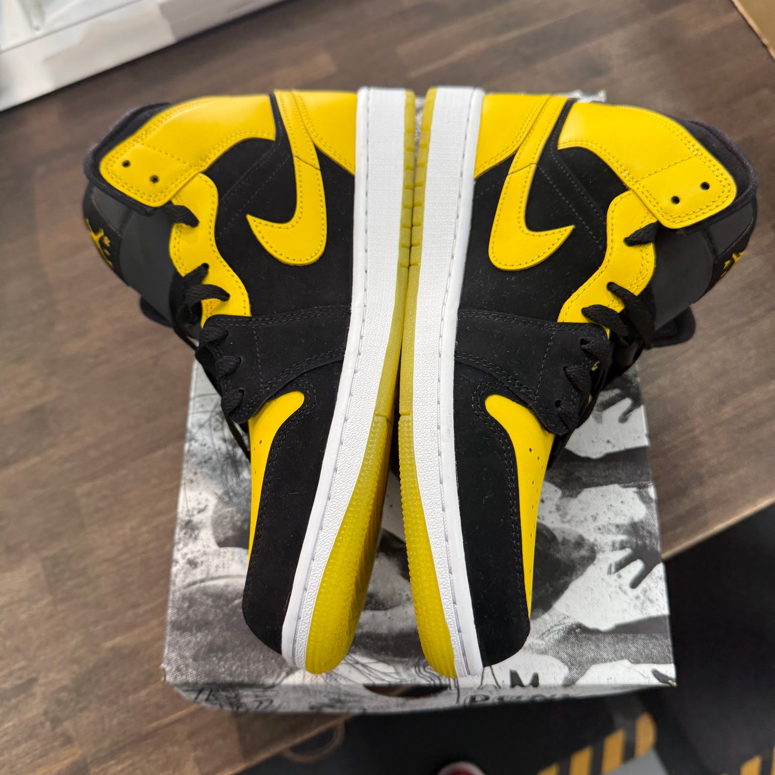 New Love Jordan 1 Mid (USED)