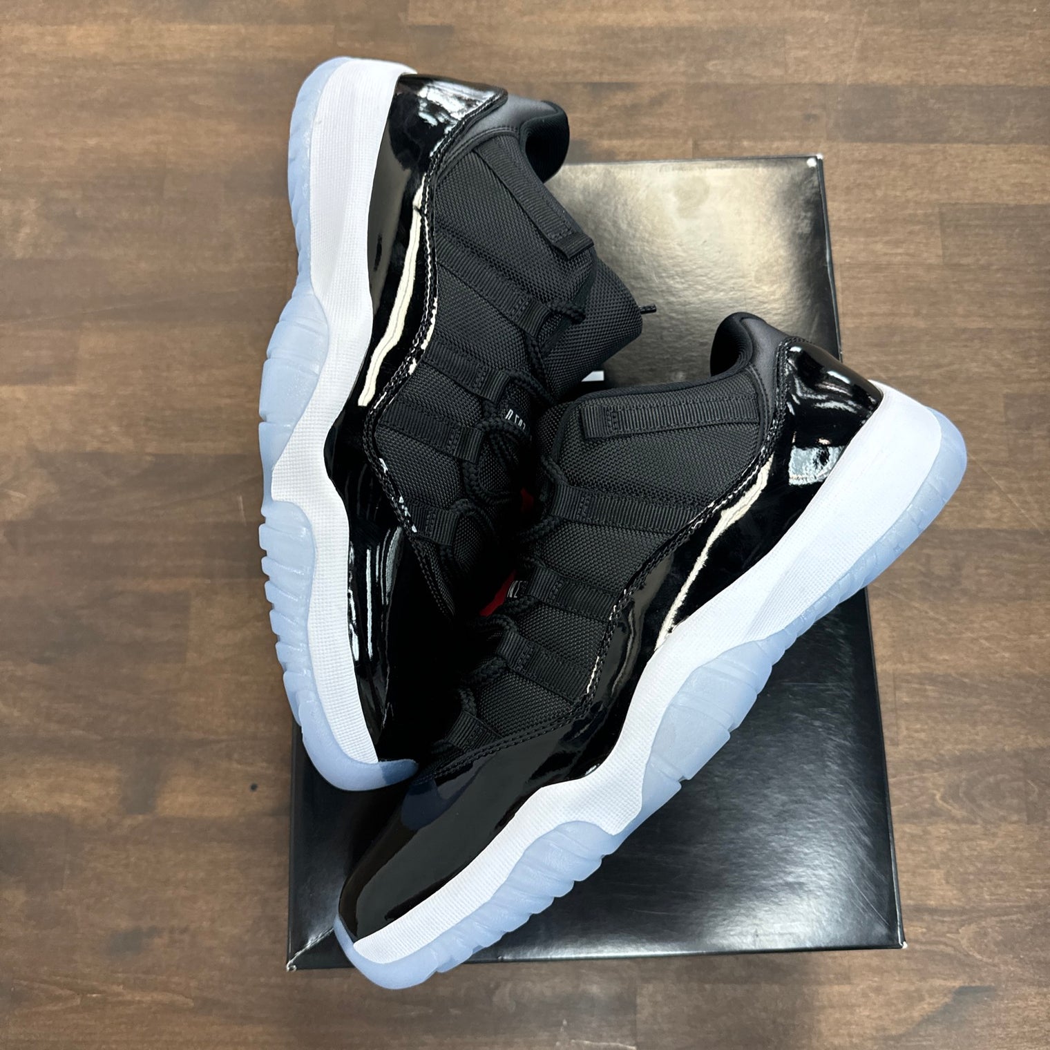 Space Jam Jordan 11 Low (USED, odor)