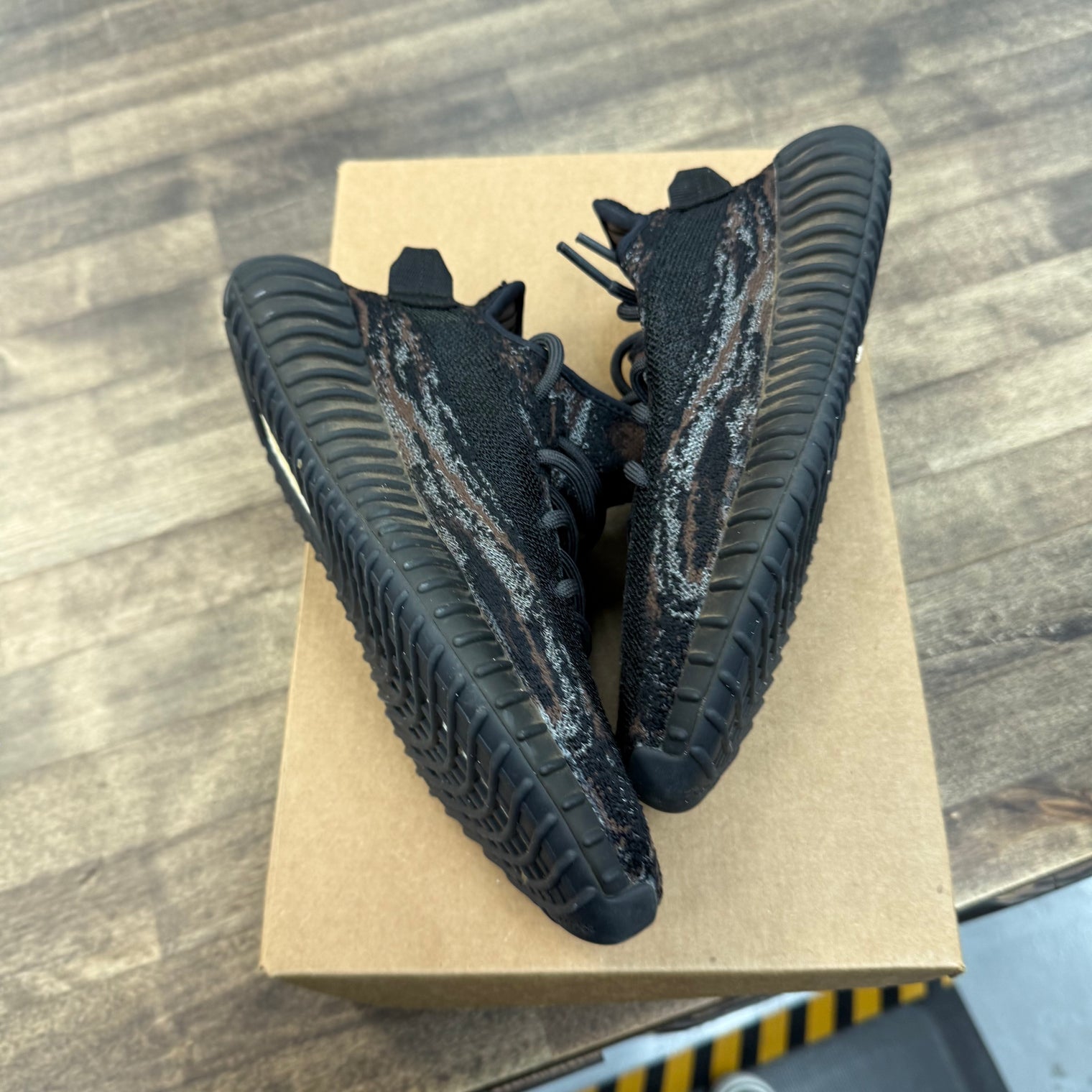MX Rock adidas Yeezy Boost 350 V2 (USED,No Box)