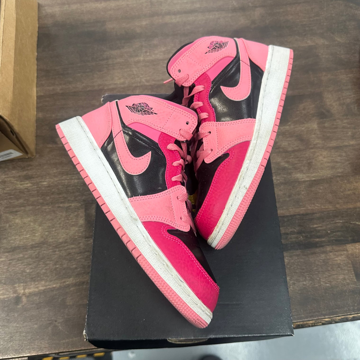 (GS) Coral Chalk Jordan 1 Mid (USED)
