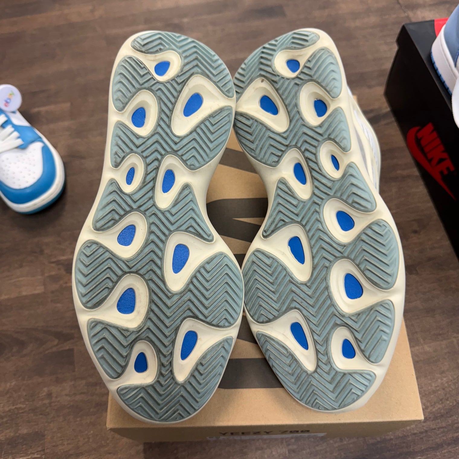 Azael Yeezy 700 V3 (USED)