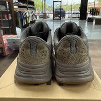 Mauve Yeezy 700 (USED)