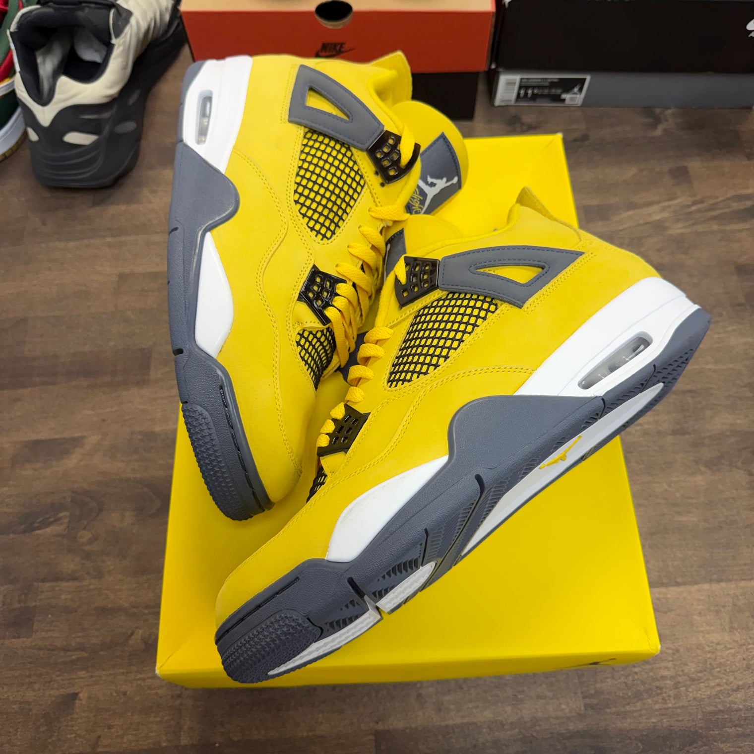 Lightning Jordan 4 (USED)