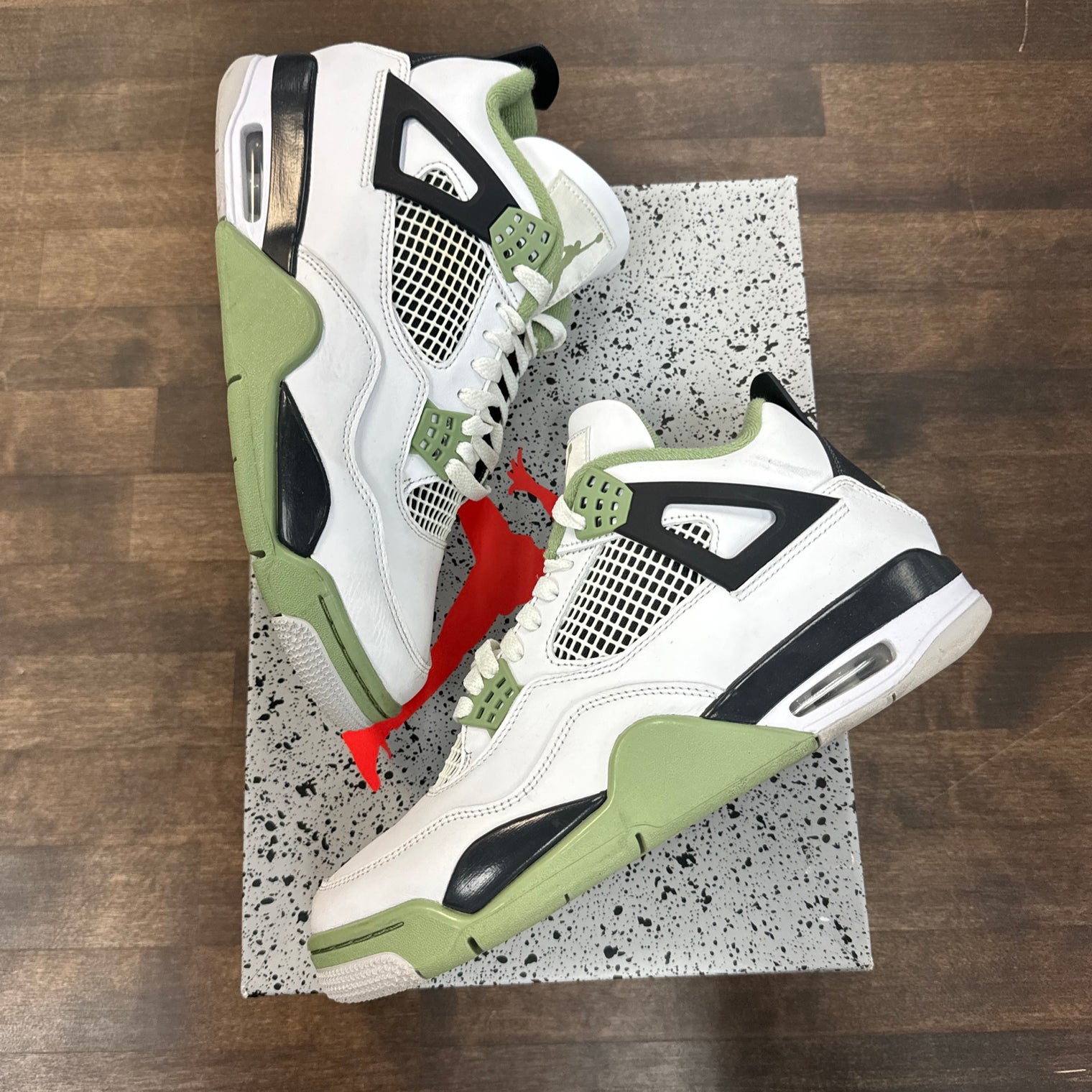 Seafoam Jordan 4 (USED, no lid)