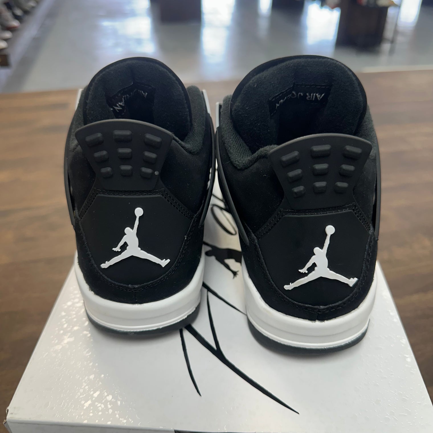 (GS) White Thunder Jordan 4 (USED)
