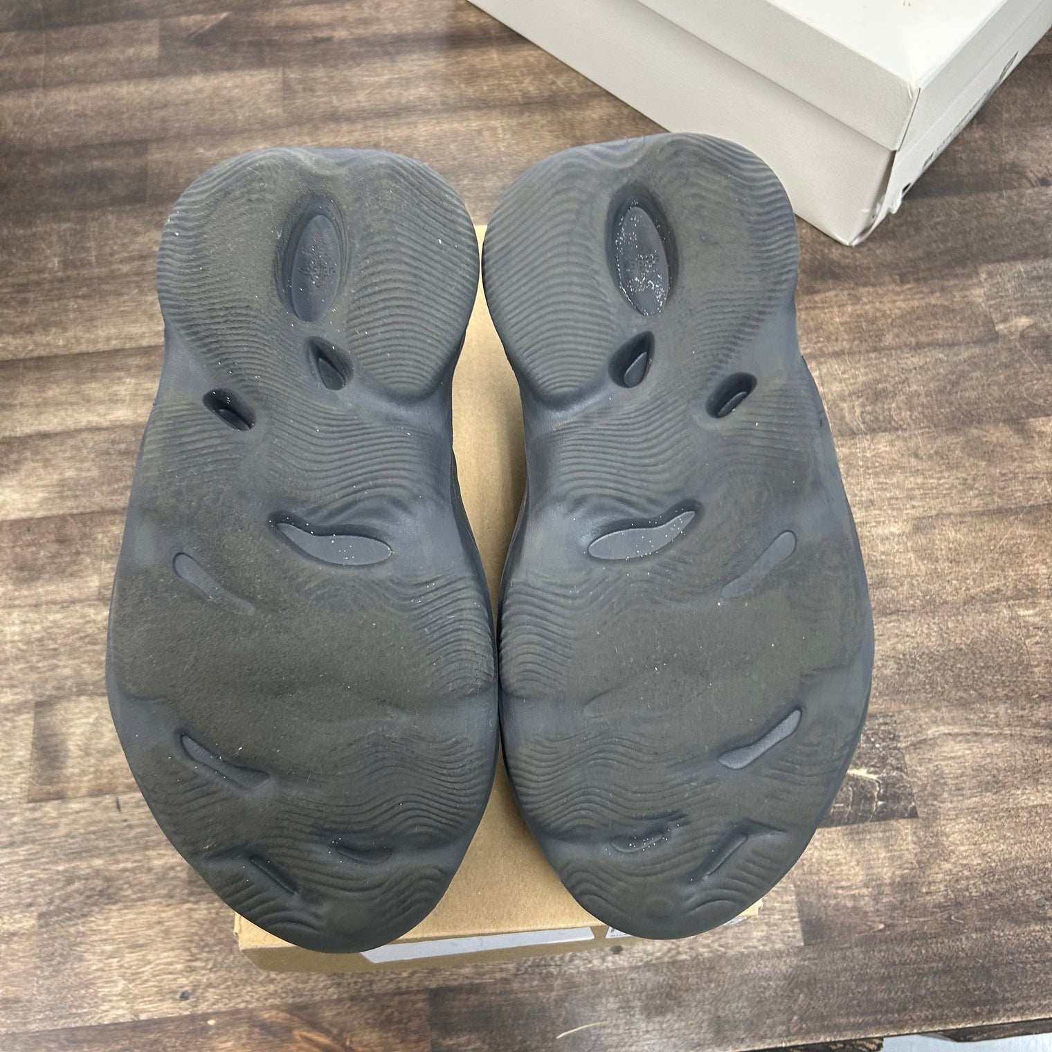 Onyx Yeezy Foam RNNR (USED)