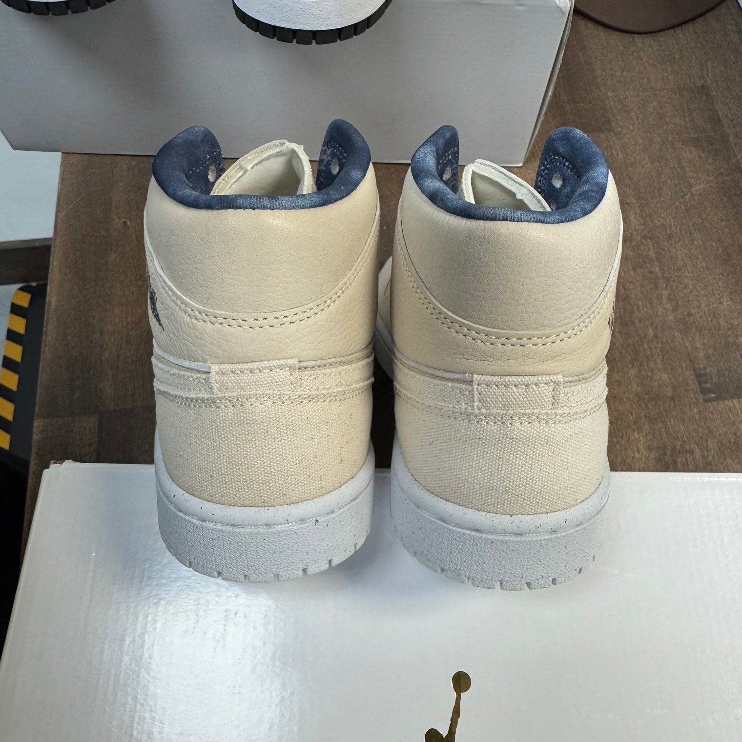 Sanddrift Jordan 1 Mid (W) (USED)
